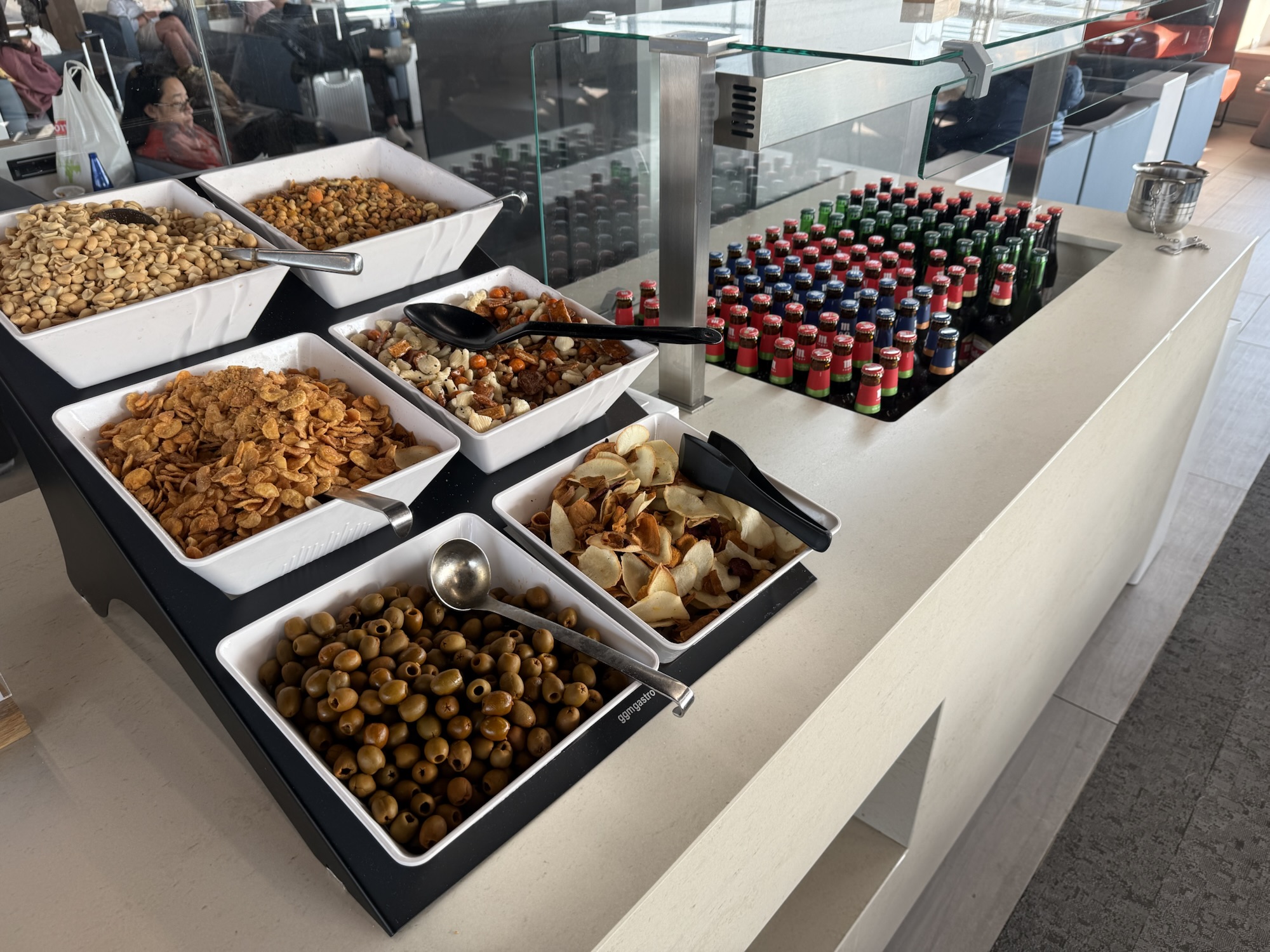 マドリード空港Cibeles VIP Loungeのナッツとオリーブ