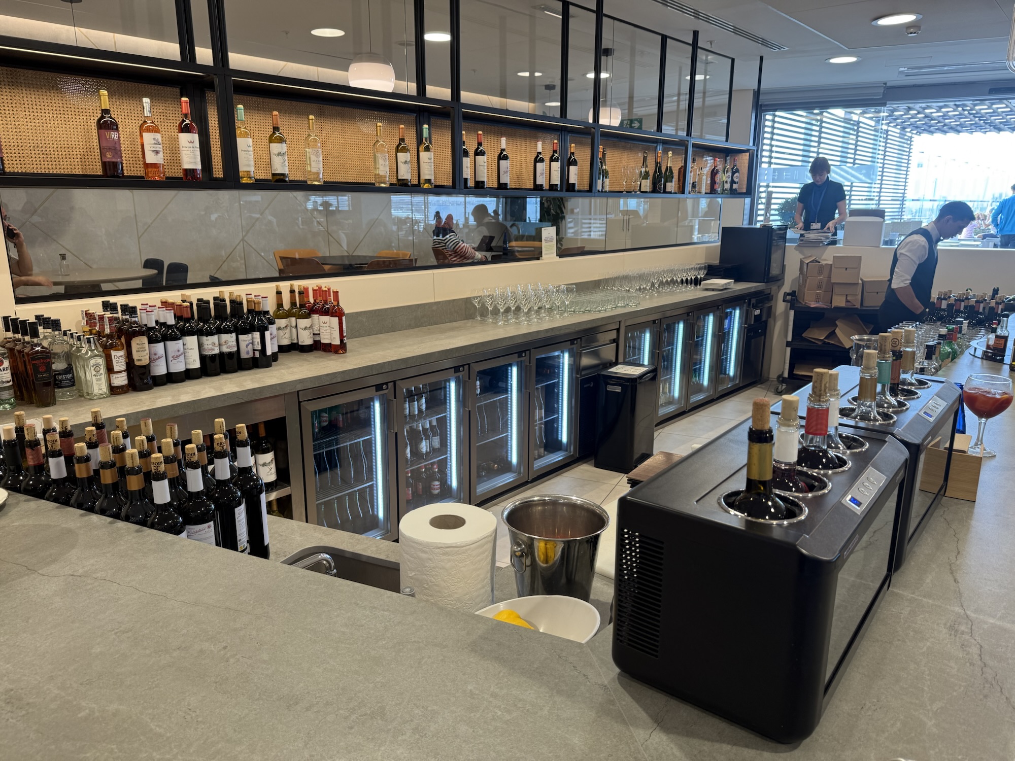 マドリード空港Cibeles VIP Loungeのバーカウンター