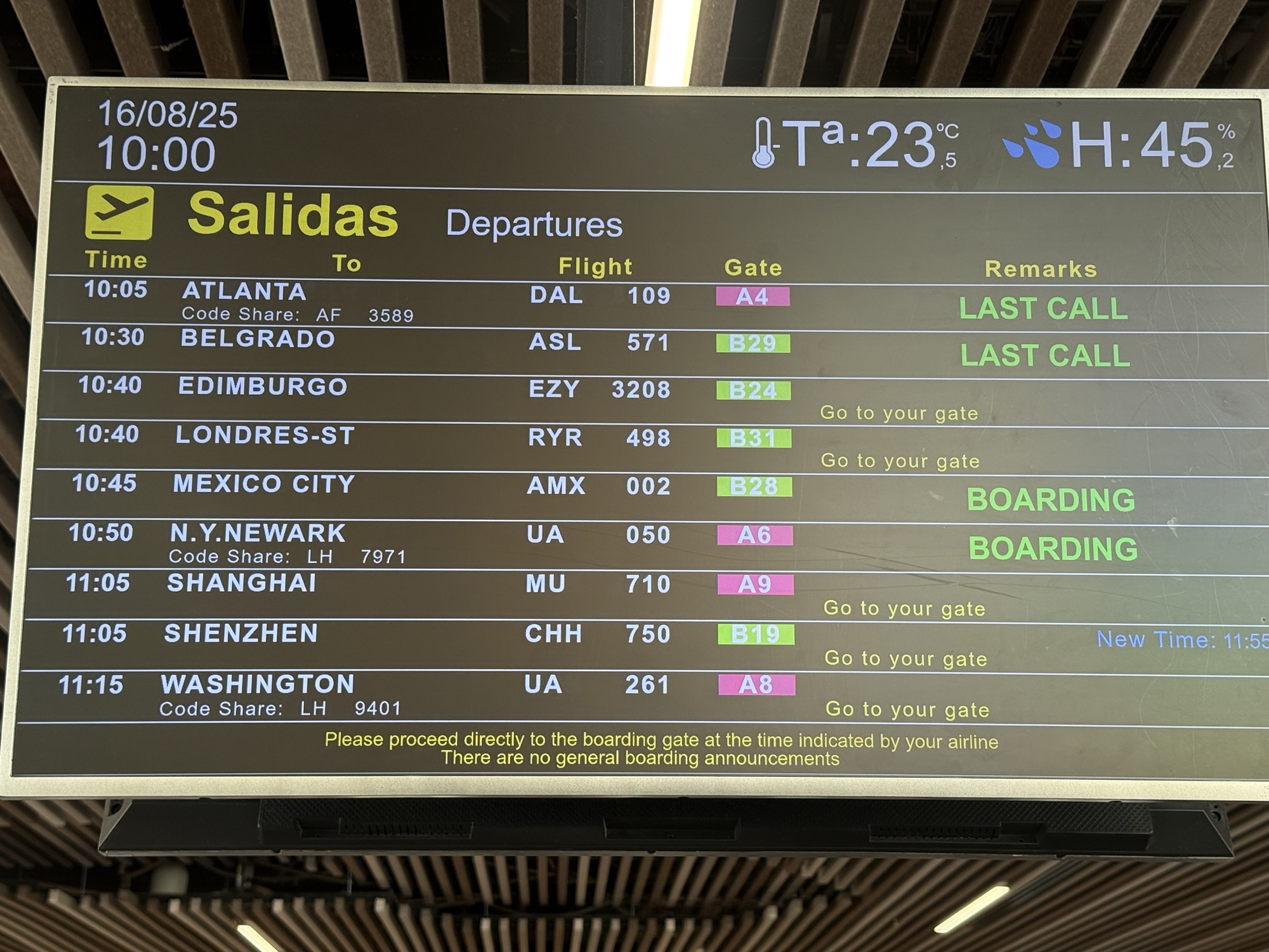 マドリード空港の出発案内板に表示されたMU710便