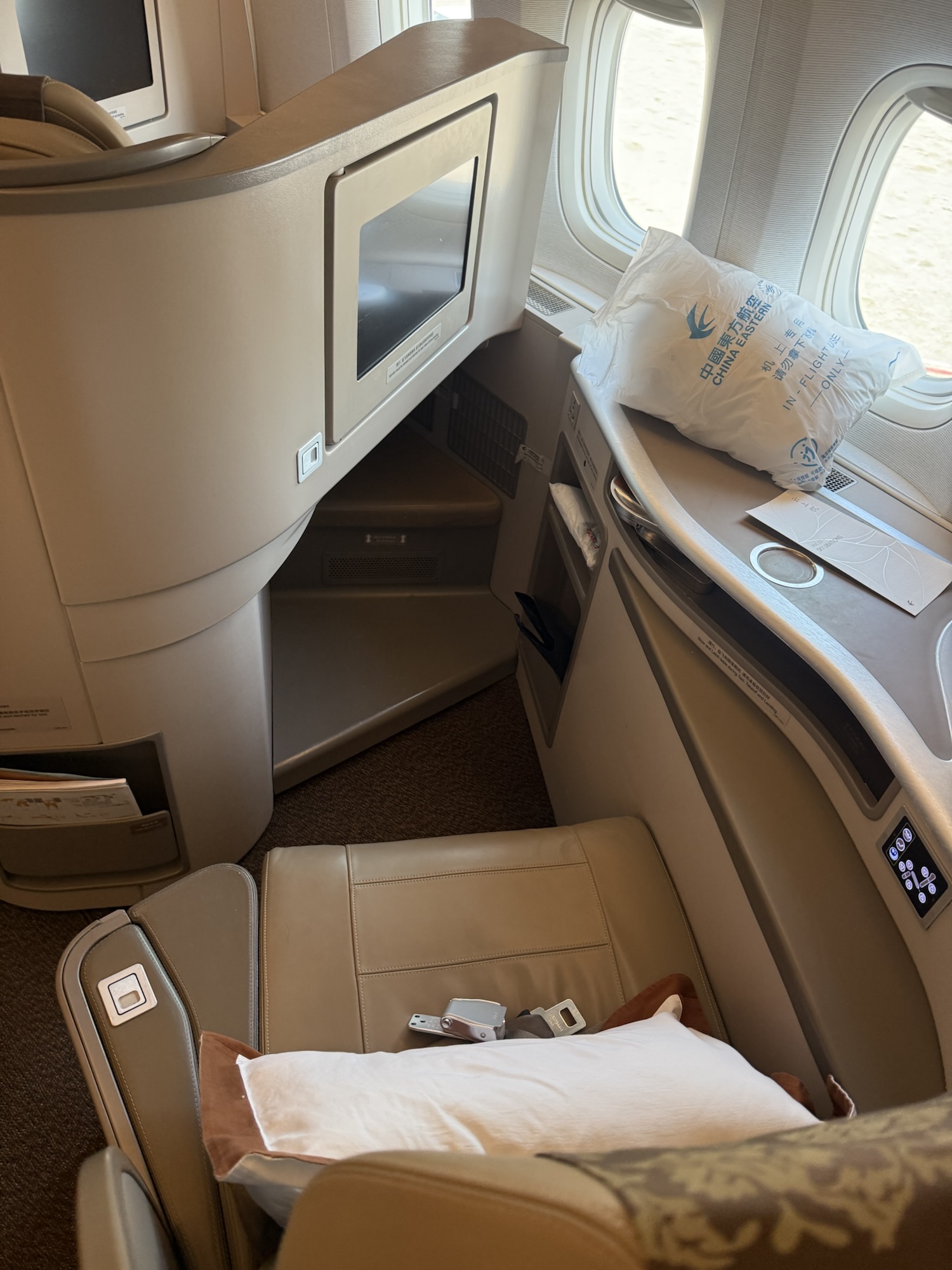 中国東方航空B777ビジネスクラスのモニターと座席