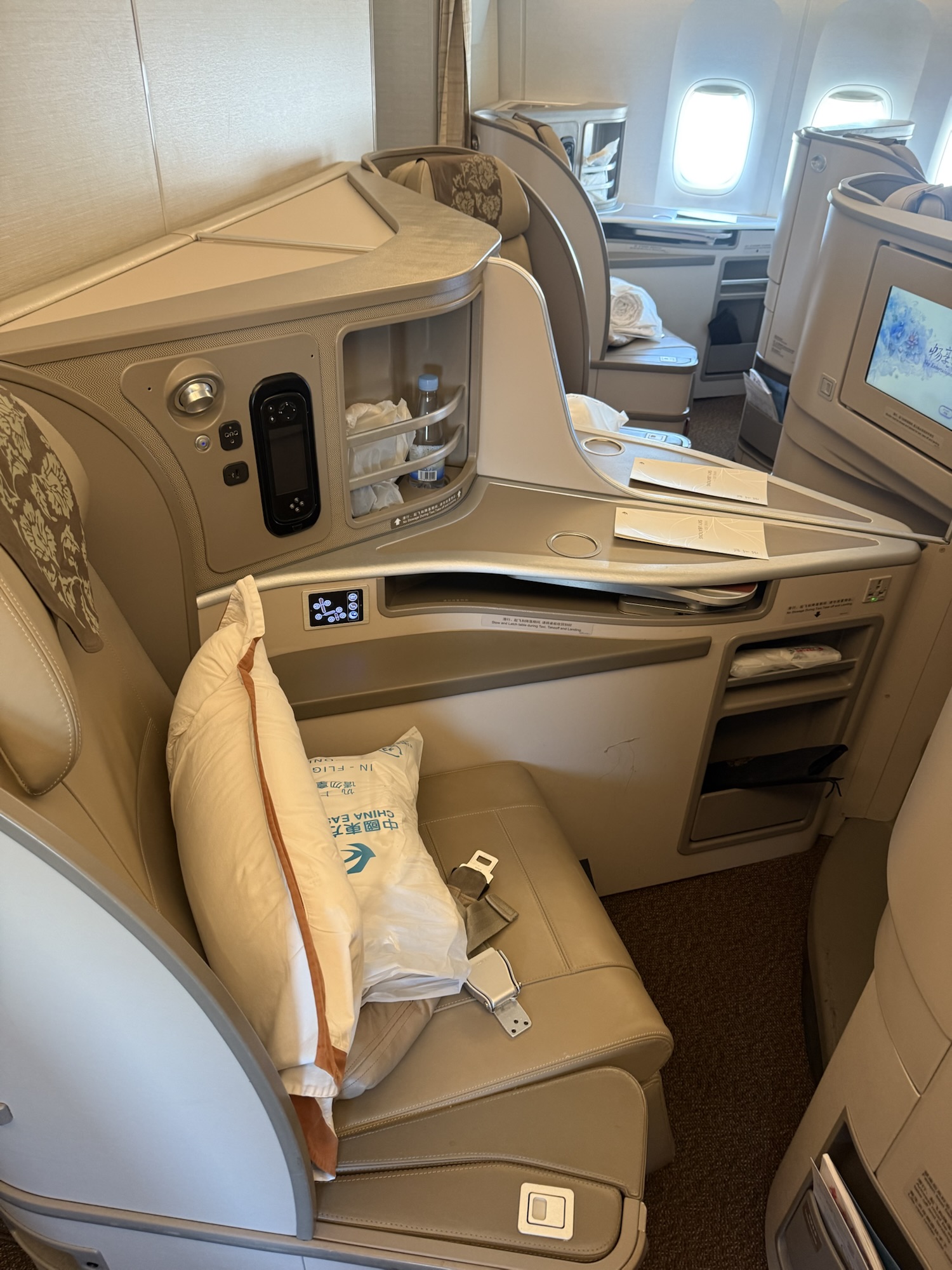 中国東方航空B777ビジネスクラスのポッド型シート