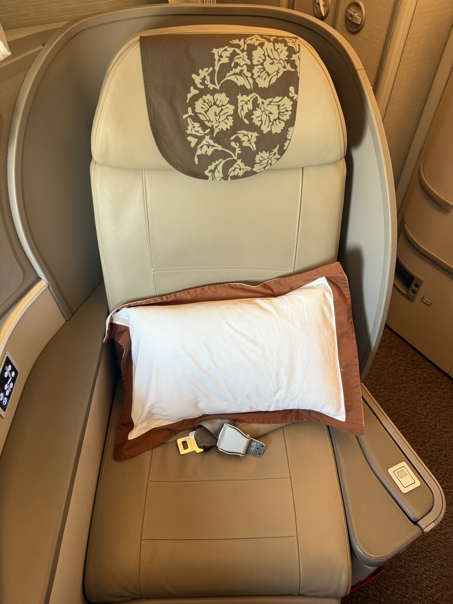 中国東方航空B777ビジネスクラスの花柄ヘッドレストと枕