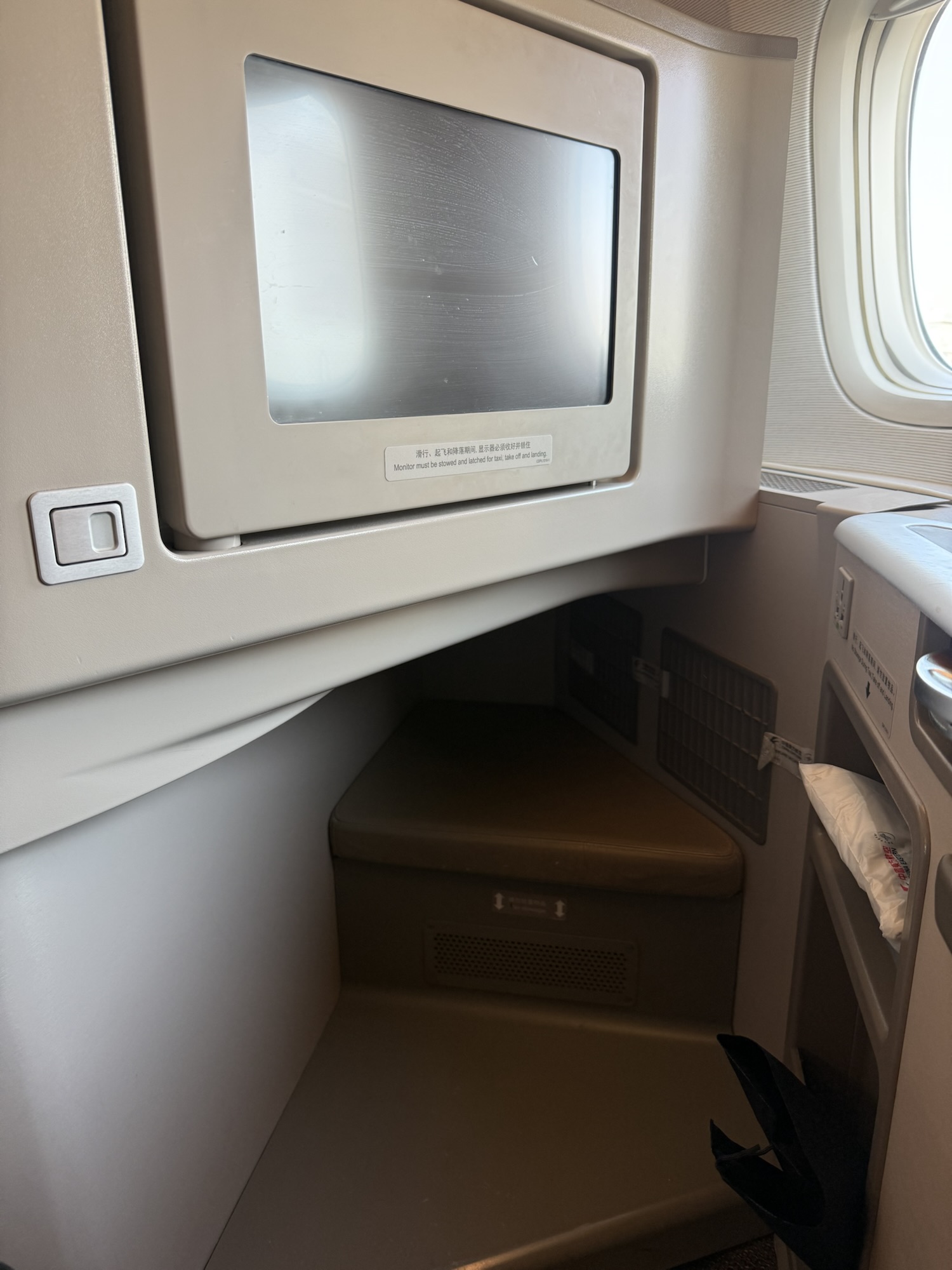 中国東方航空B777ビジネスクラスのモニターと足元