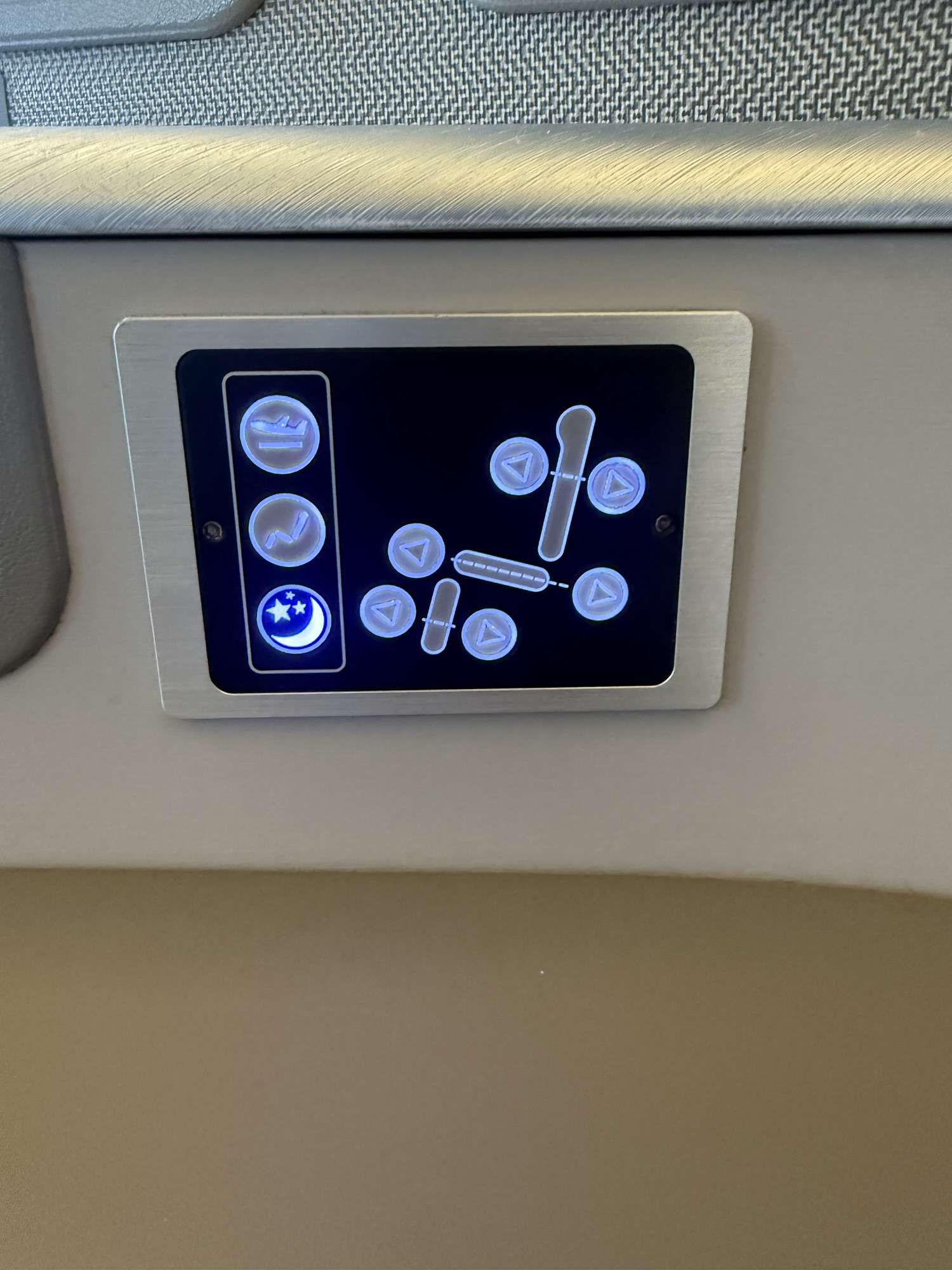 中国東方航空B777ビジネスクラスのシートコントローラー