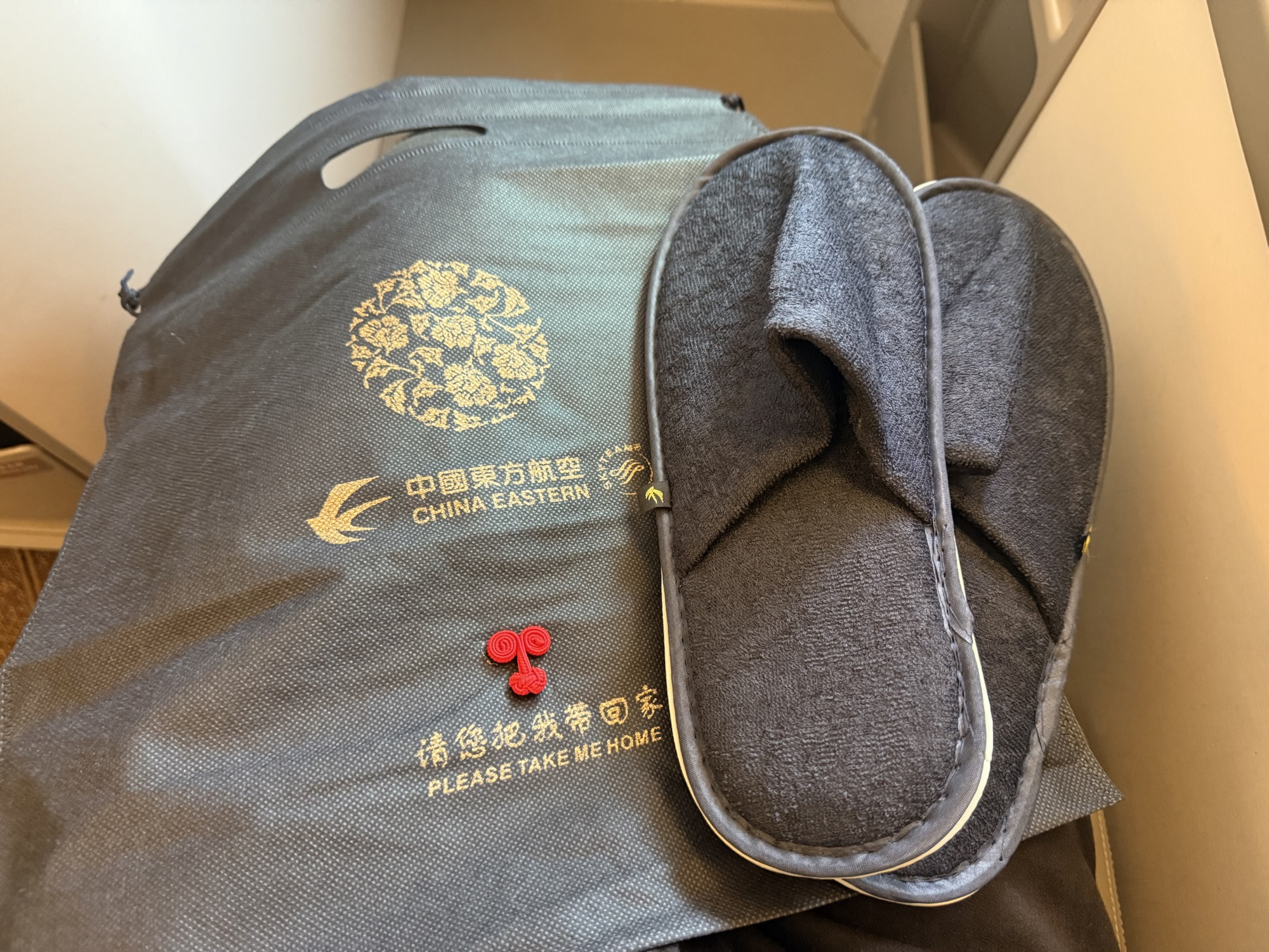 中国東方航空のアメニティポーチとスリッパ