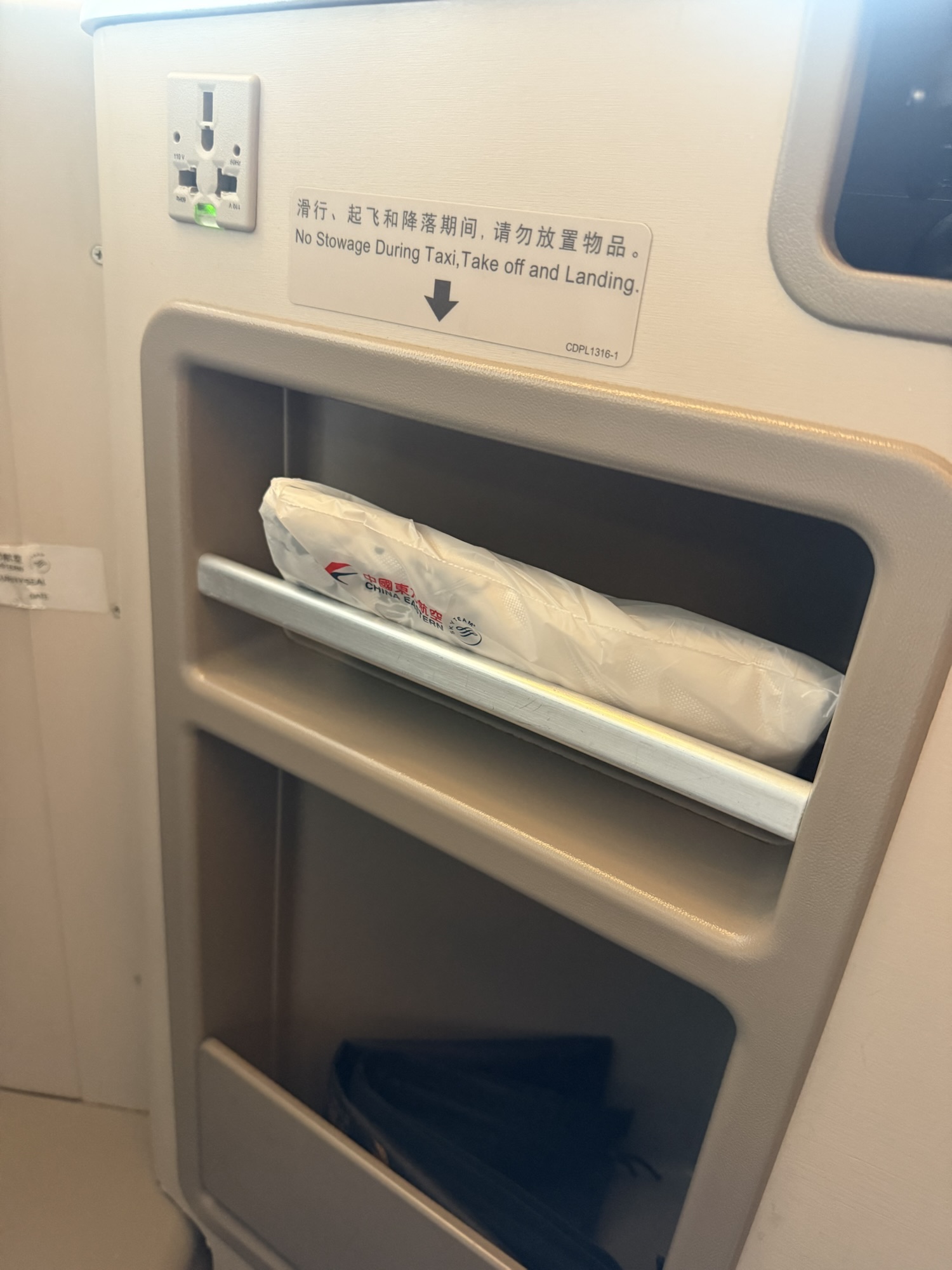 中国東方航空B777ビジネスクラスのオープン棚