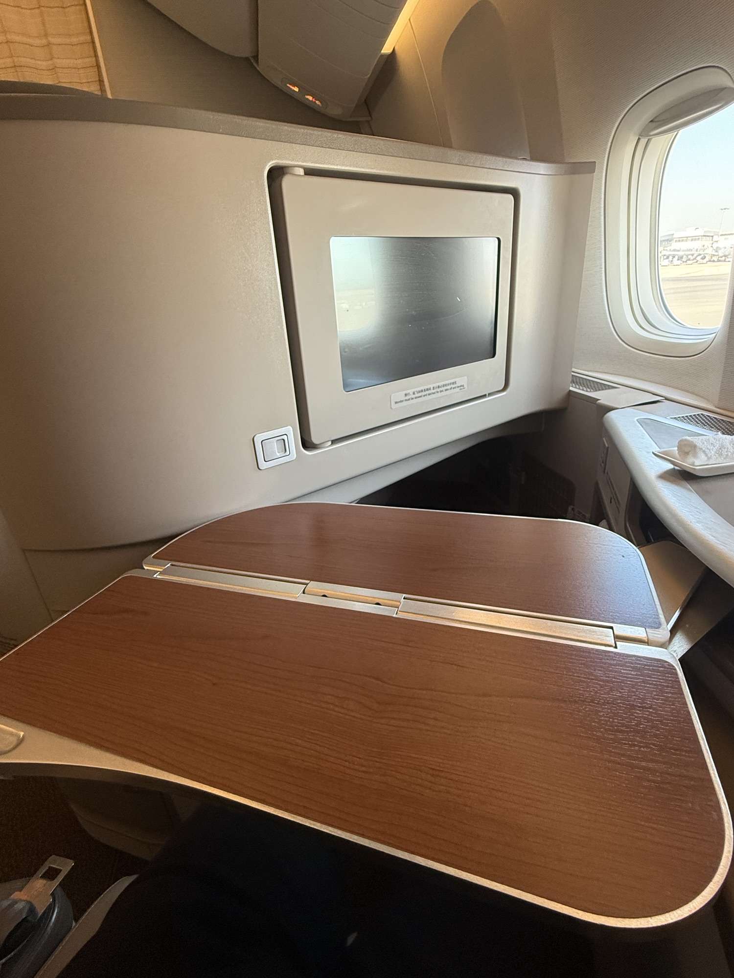 中国東方航空B777ビジネスクラスの木目調テーブル