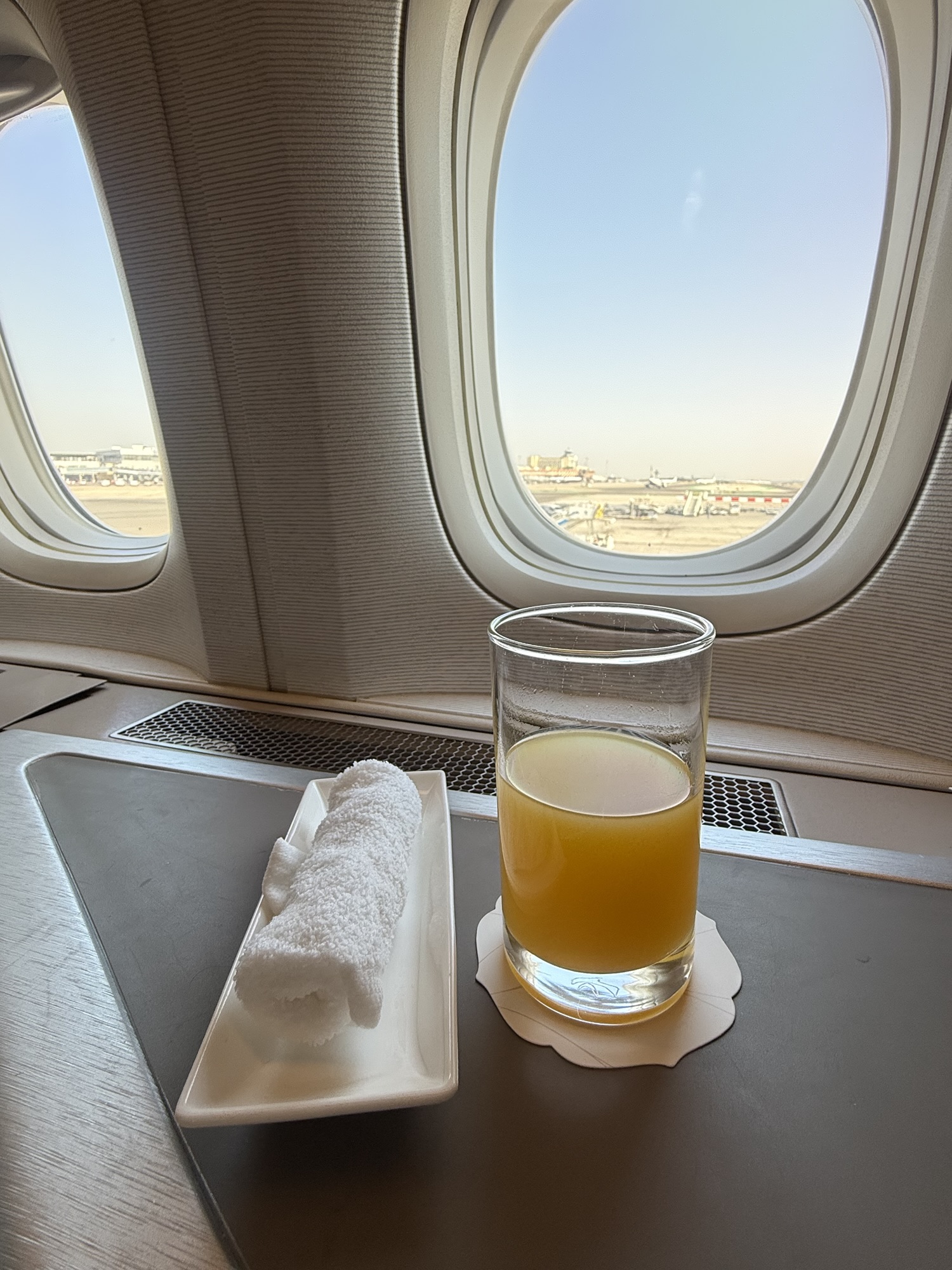 中国東方航空B777ビジネスクラスのウェルカムドリンクとおしぼり