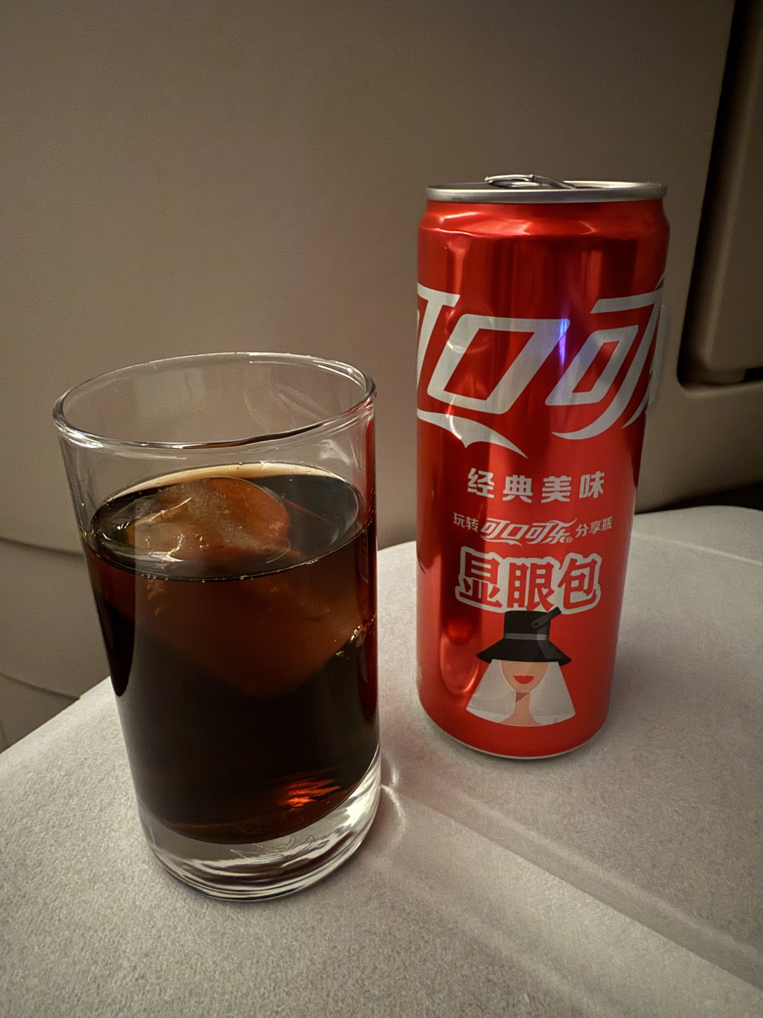 MU710便ビジネスクラスで提供されたコーラ
