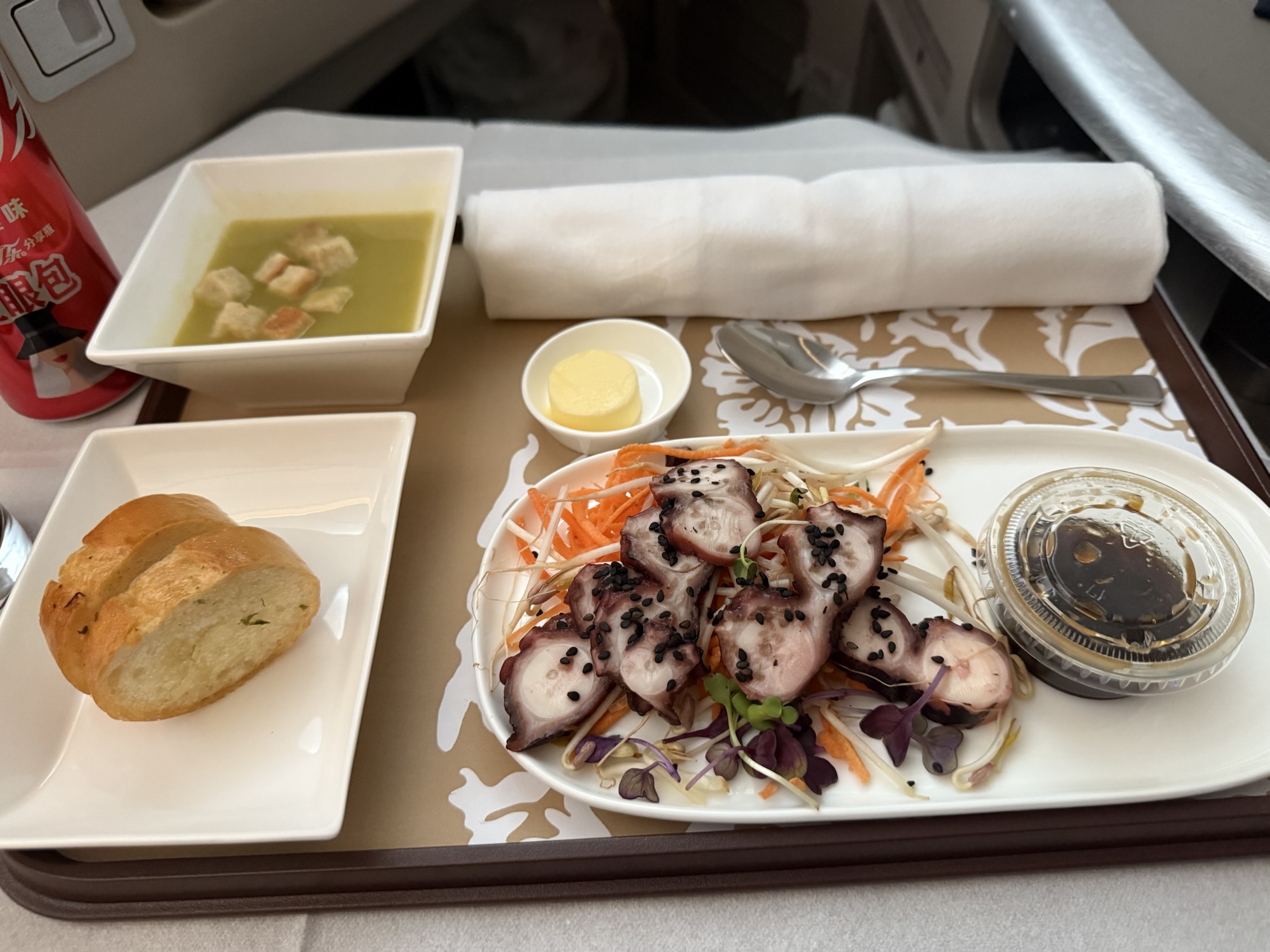 MU710便ビジネスクラス機内食の前菜とスープ