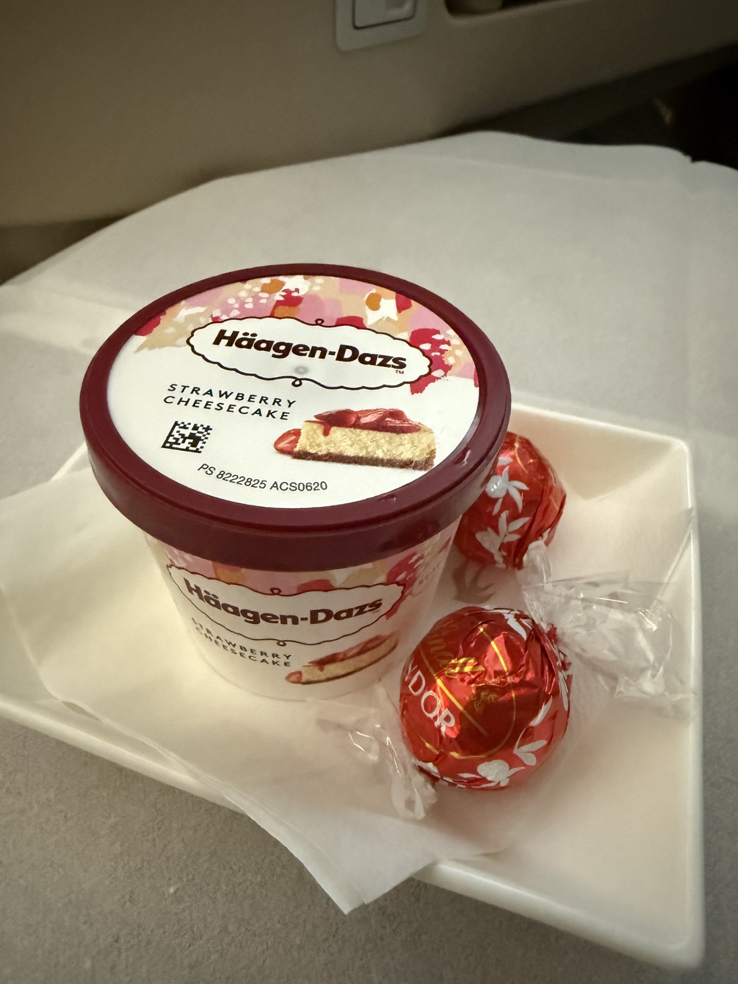 MU710便ビジネスクラスのハーゲンダッツとチョコレート