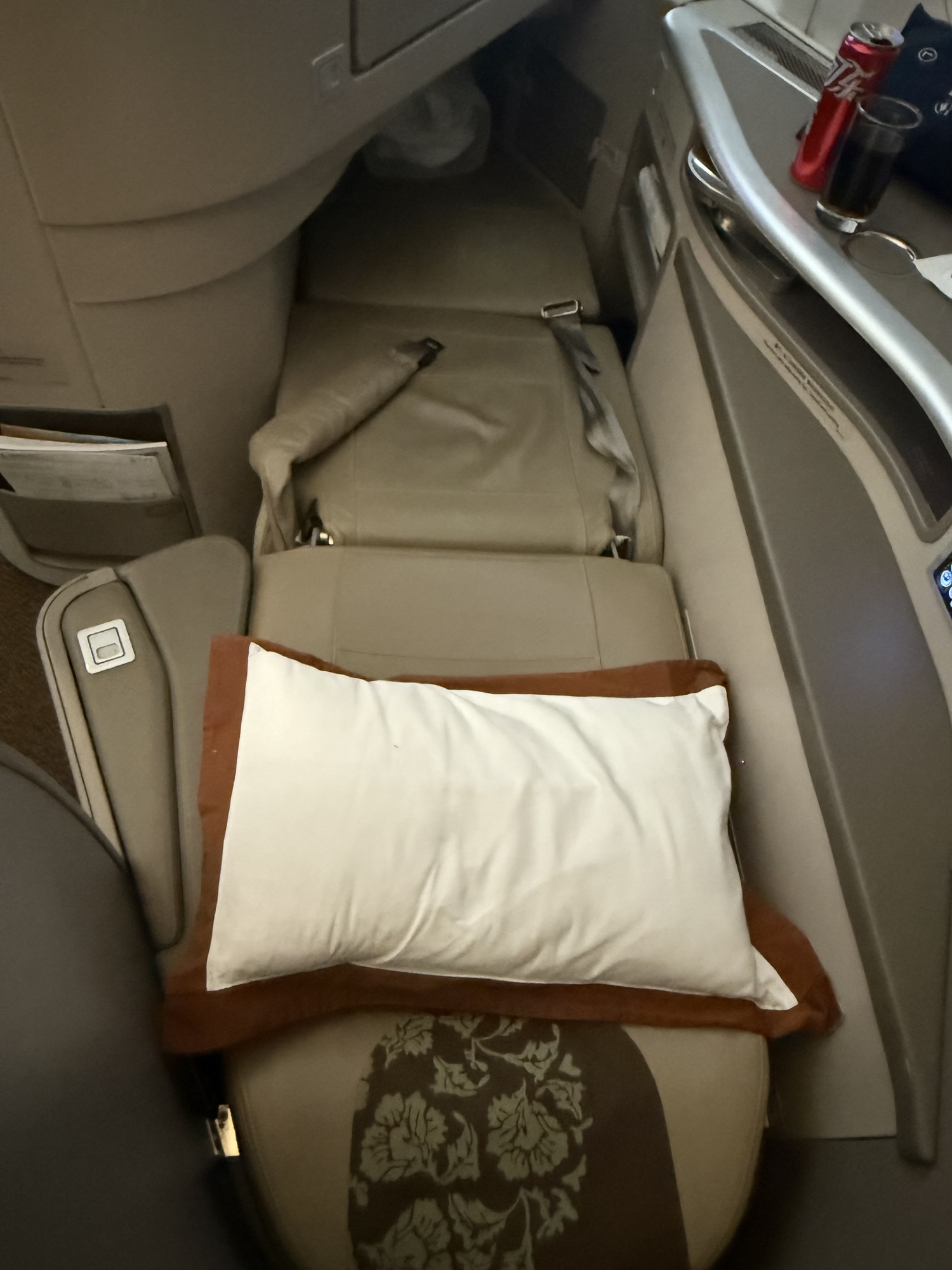 中国東方航空B777ビジネスクラスのフルフラットベッド