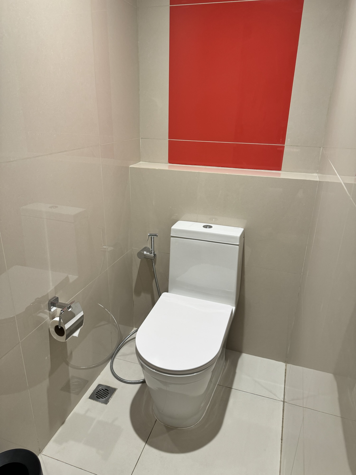 独立したトイレ個室、ハンドビデ付き