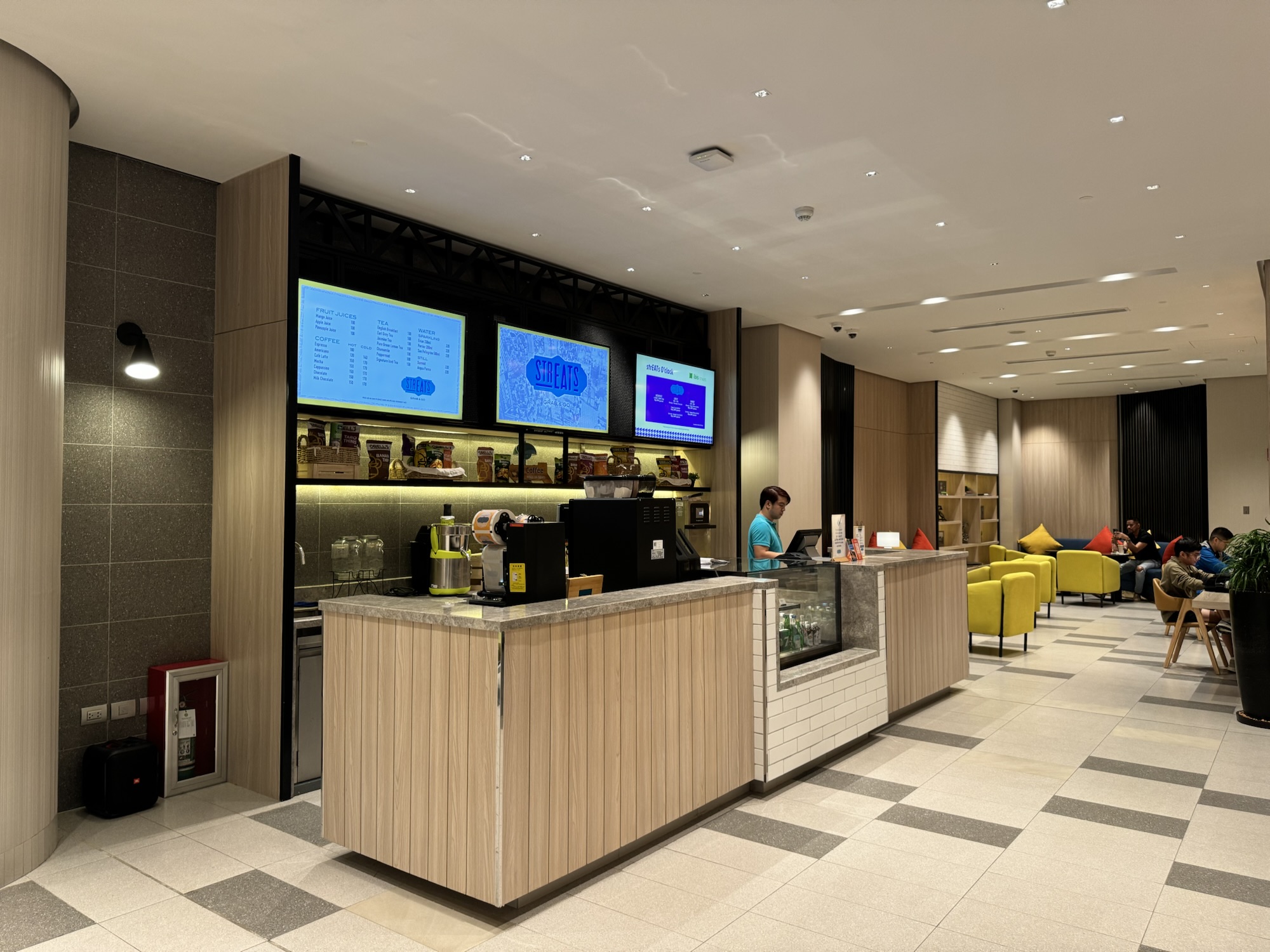 STREATSのカウンター、ジューサーとコーヒーマシン