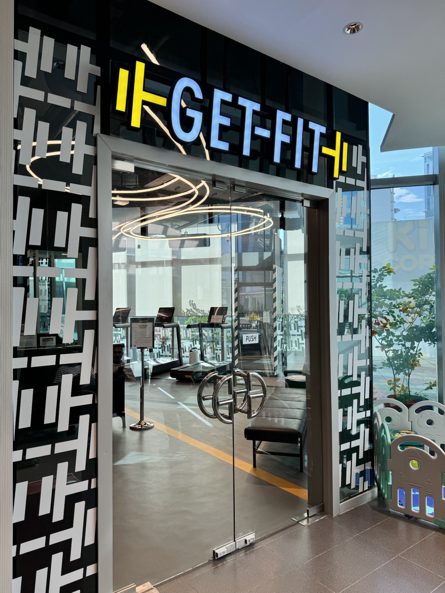 ガラス張りのジムGET-FITの入口