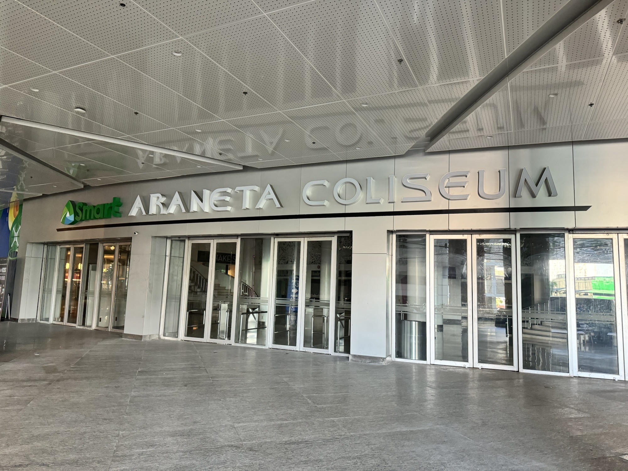 SMART ARANETA COLISEUMの入口外観