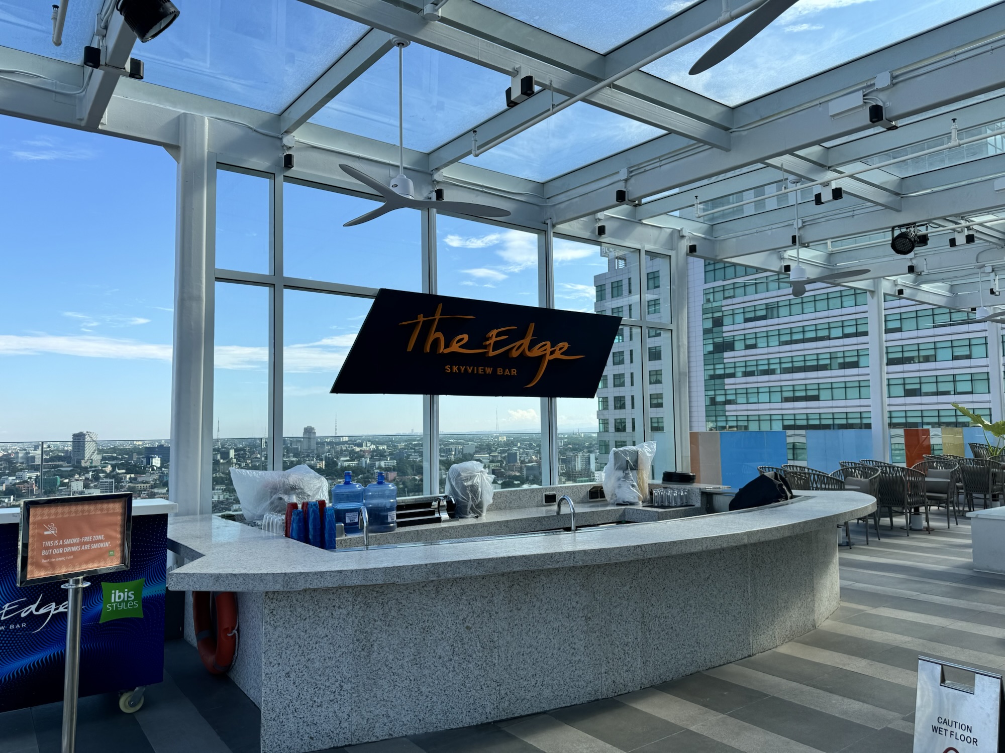 屋上のThe Edge Skyview Bar、営業前の状態