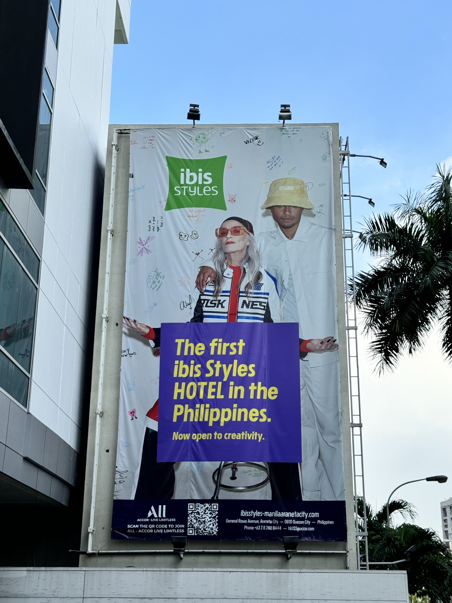 フィリピン初のibis Stylesを告知する館外の大型広告