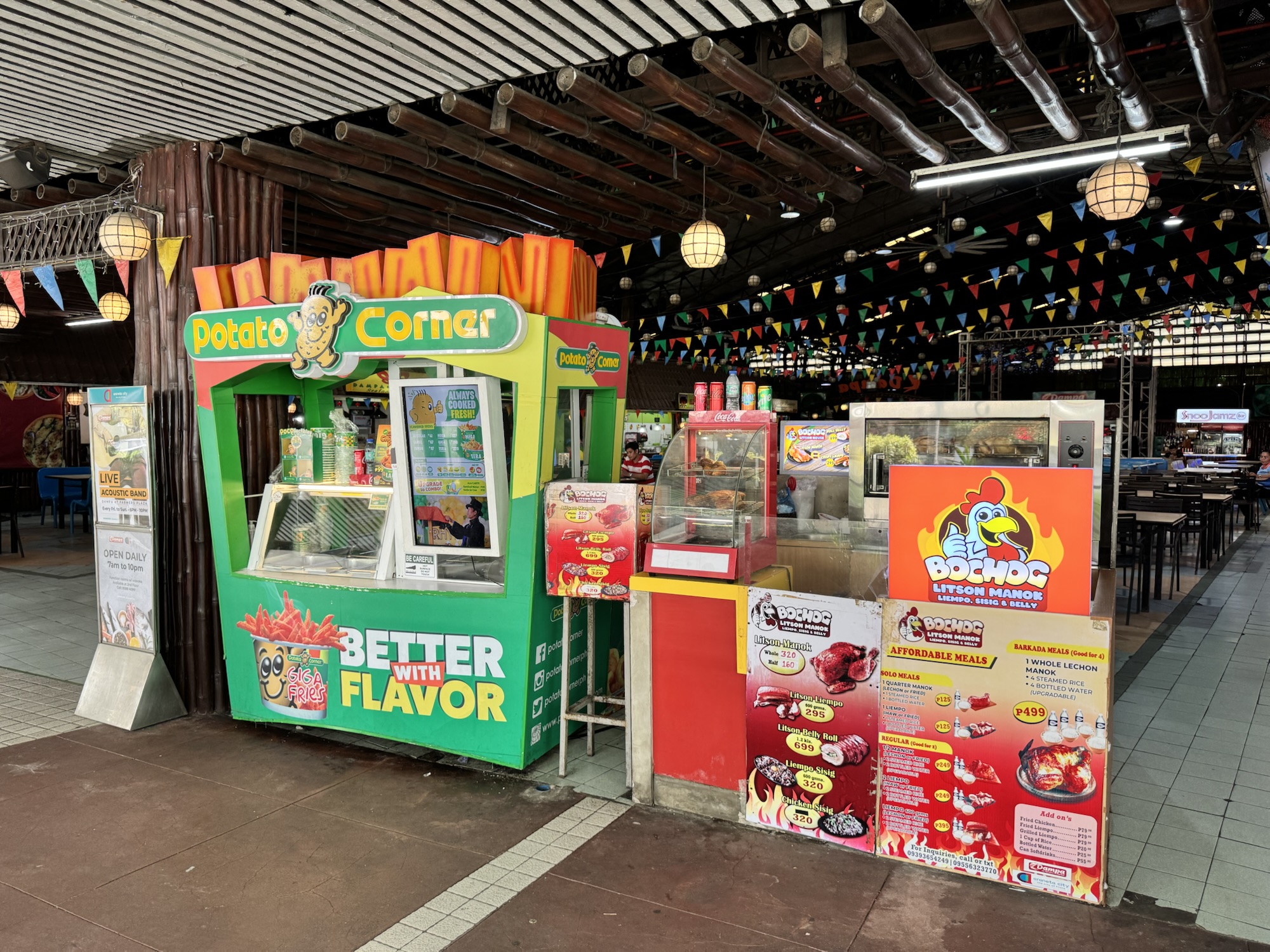 モールのフードコートのPotato Cornerとlechon manokの屋台