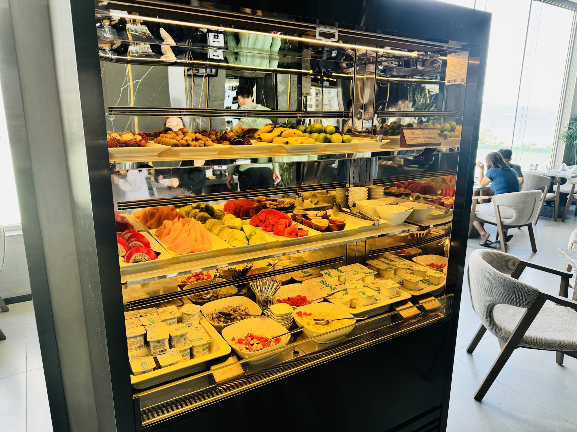 M Hotel Danang朝食ビュッフェのフルーツとヨーグルト