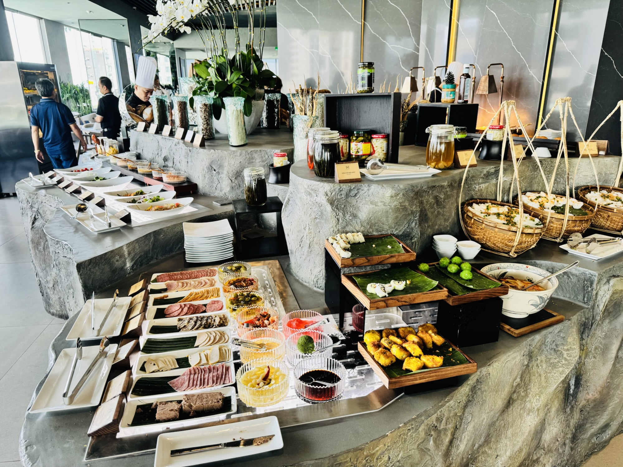 M Hotel Danang朝食ビュッフェのコールドミールとベトナム料理
