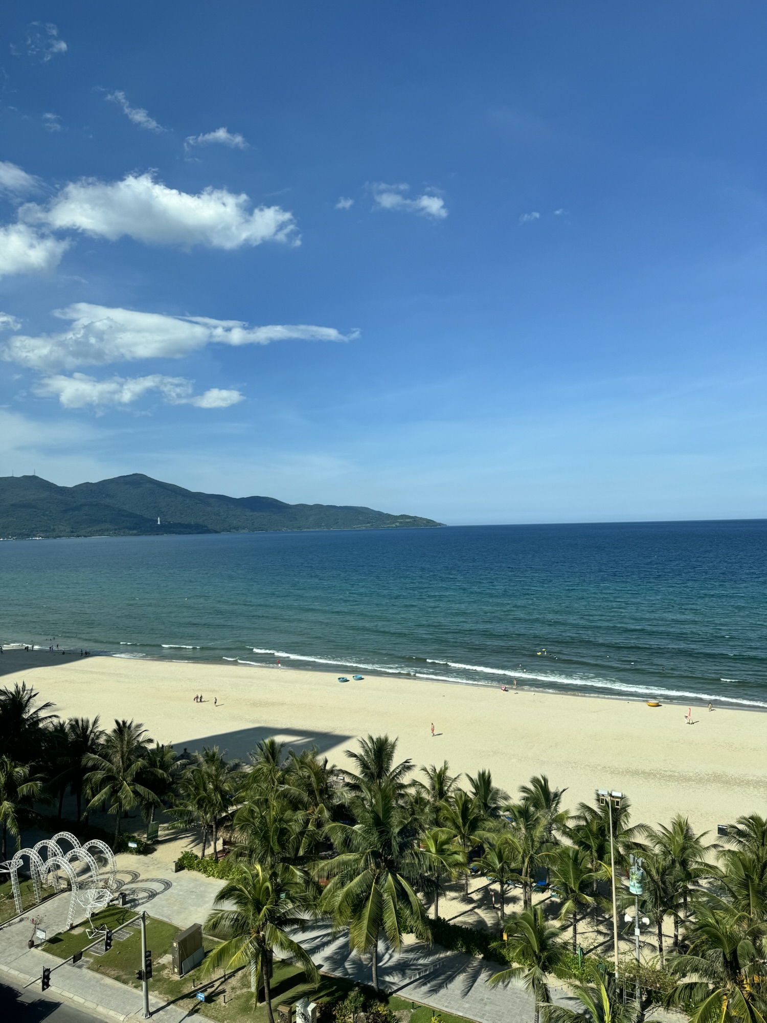 M Hotel Danangの客室から望むミーケービーチとソンチャ半島
