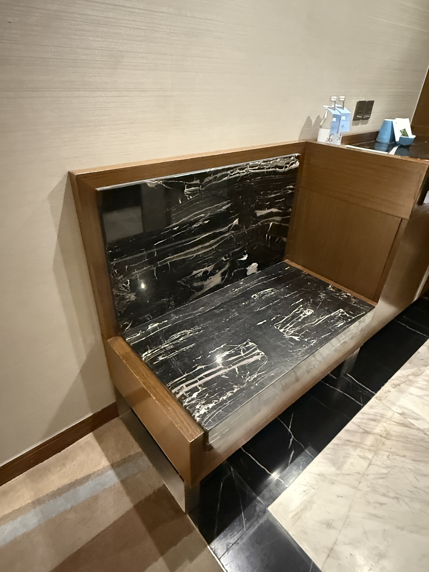 大理石のベンチ