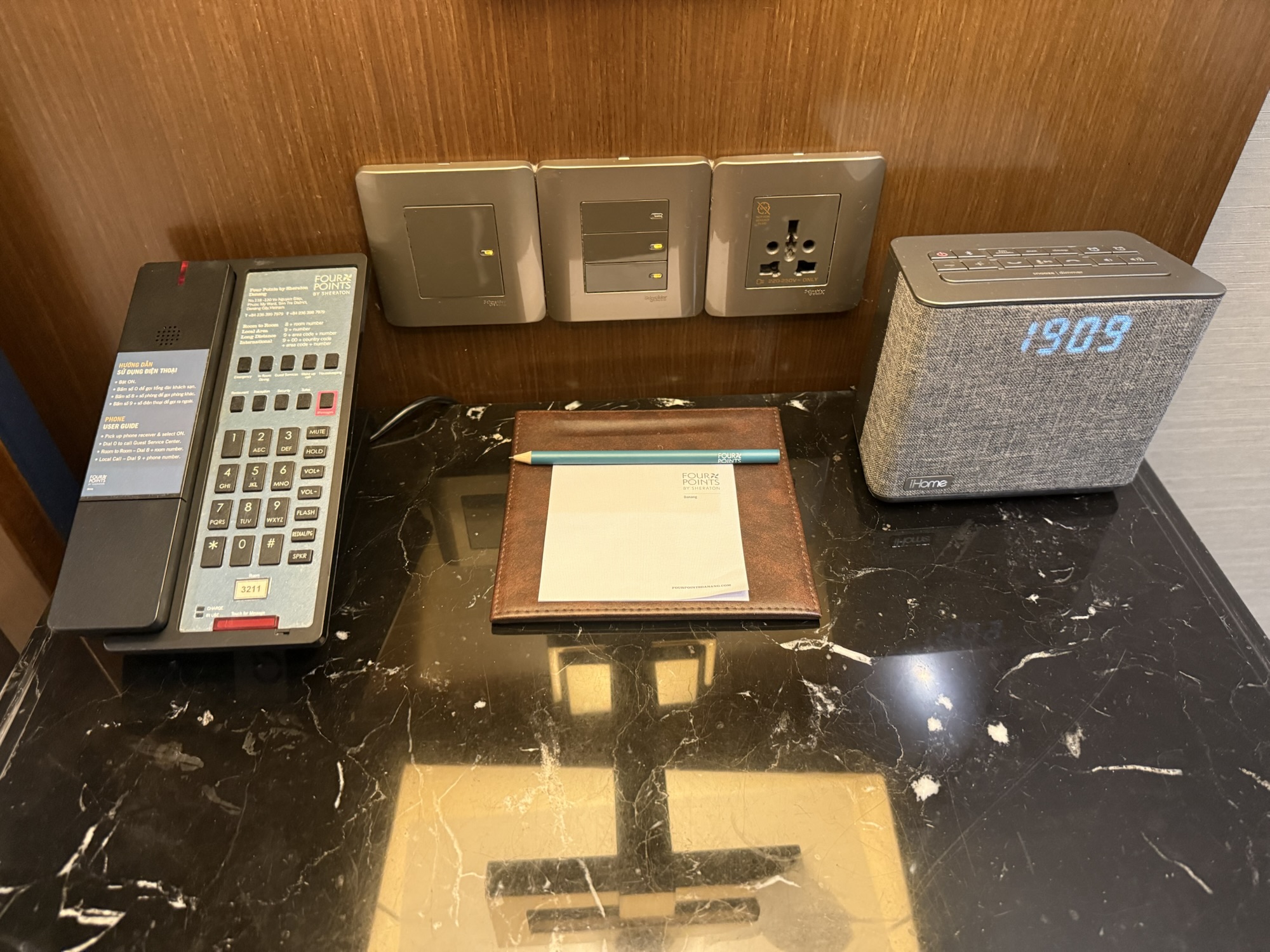 電話とスピーカー、コンセント