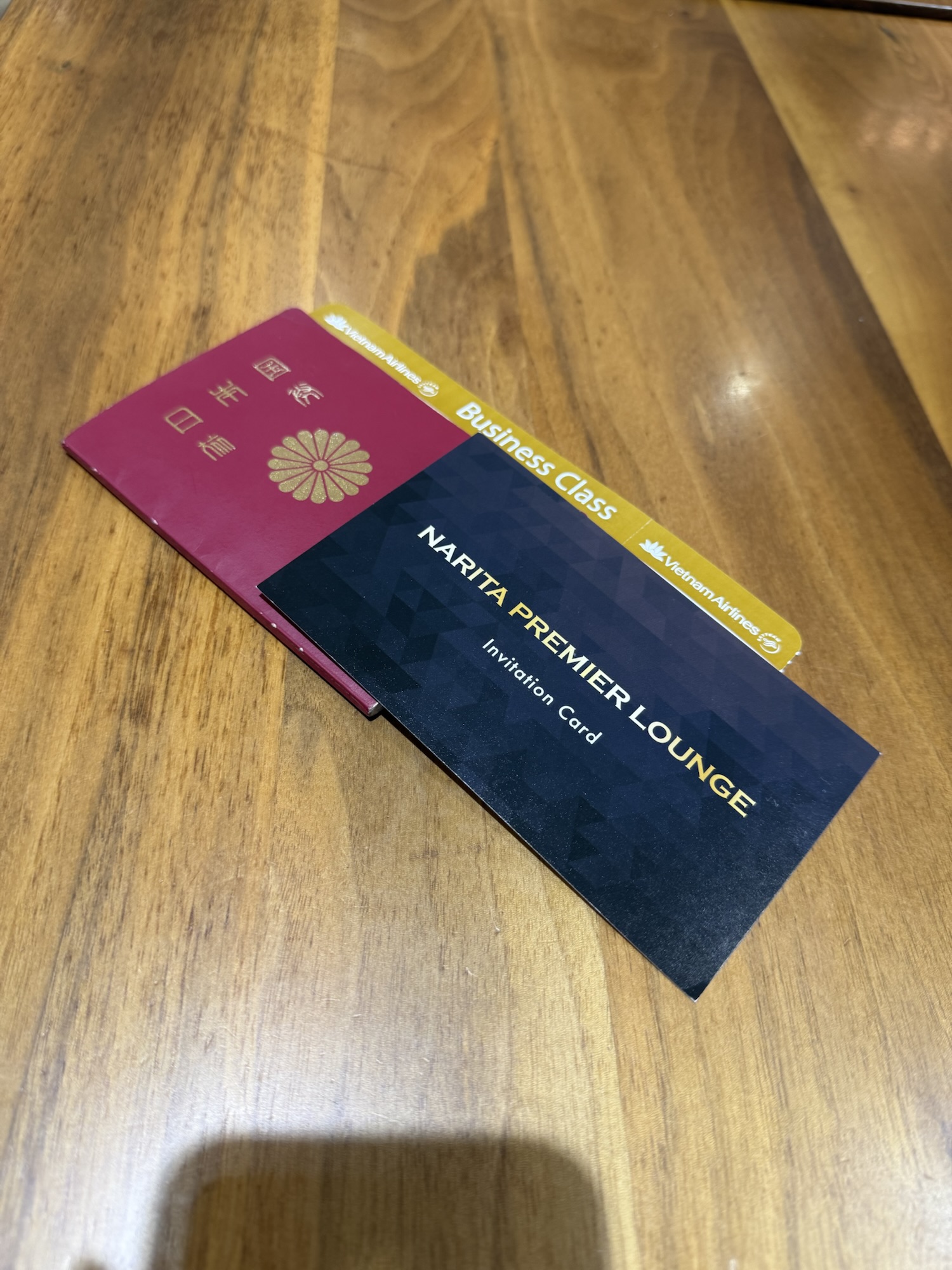 ベトナム航空の搭乗券とNARITA PREMIER LOUNGEの招待券