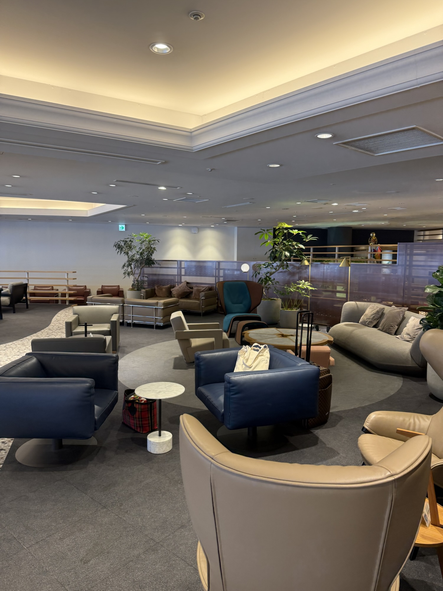 NARITA PREMIER LOUNGEのソファ席エリア