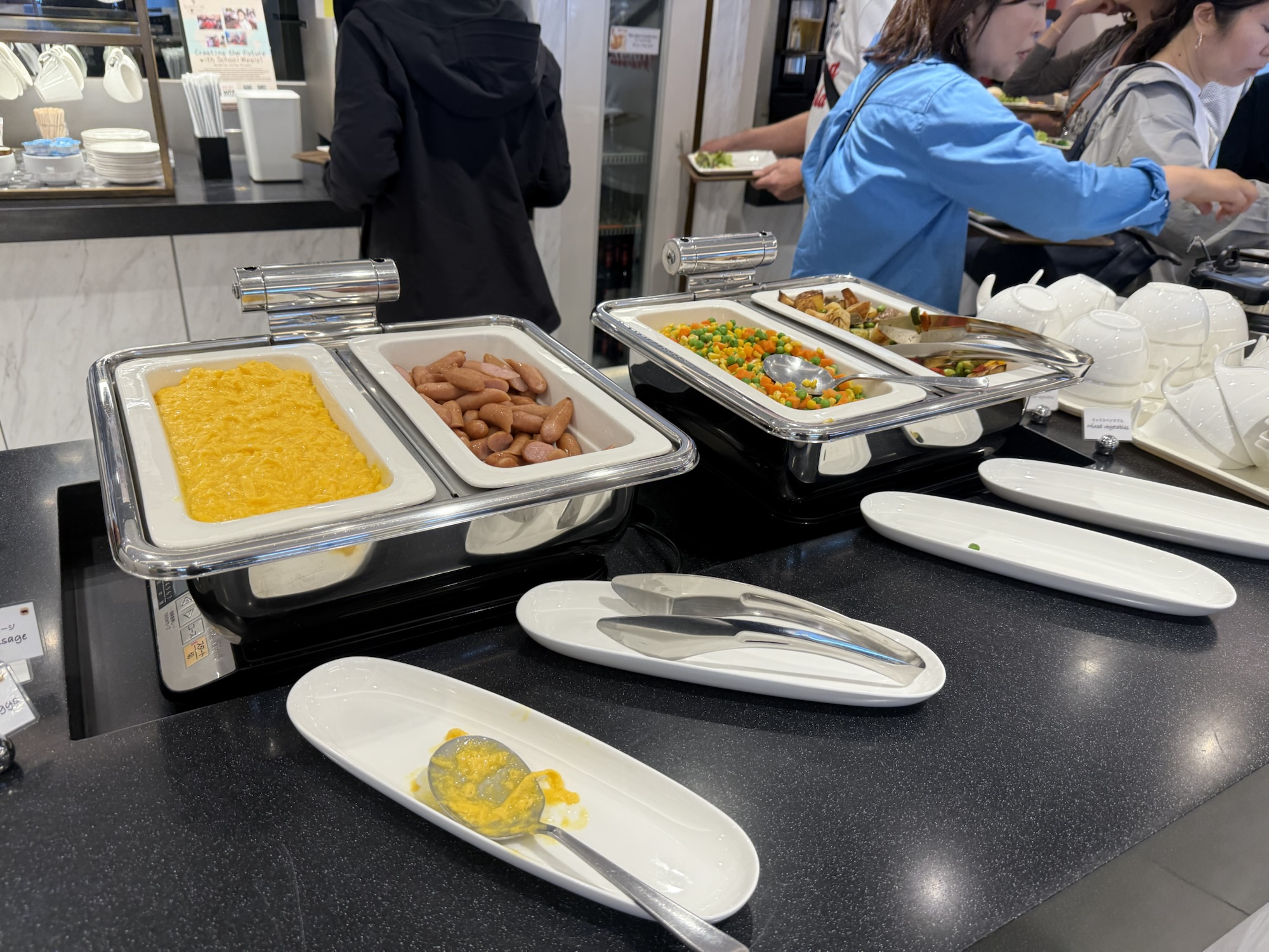 NARITA PREMIER LOUNGEのホットミールコーナー