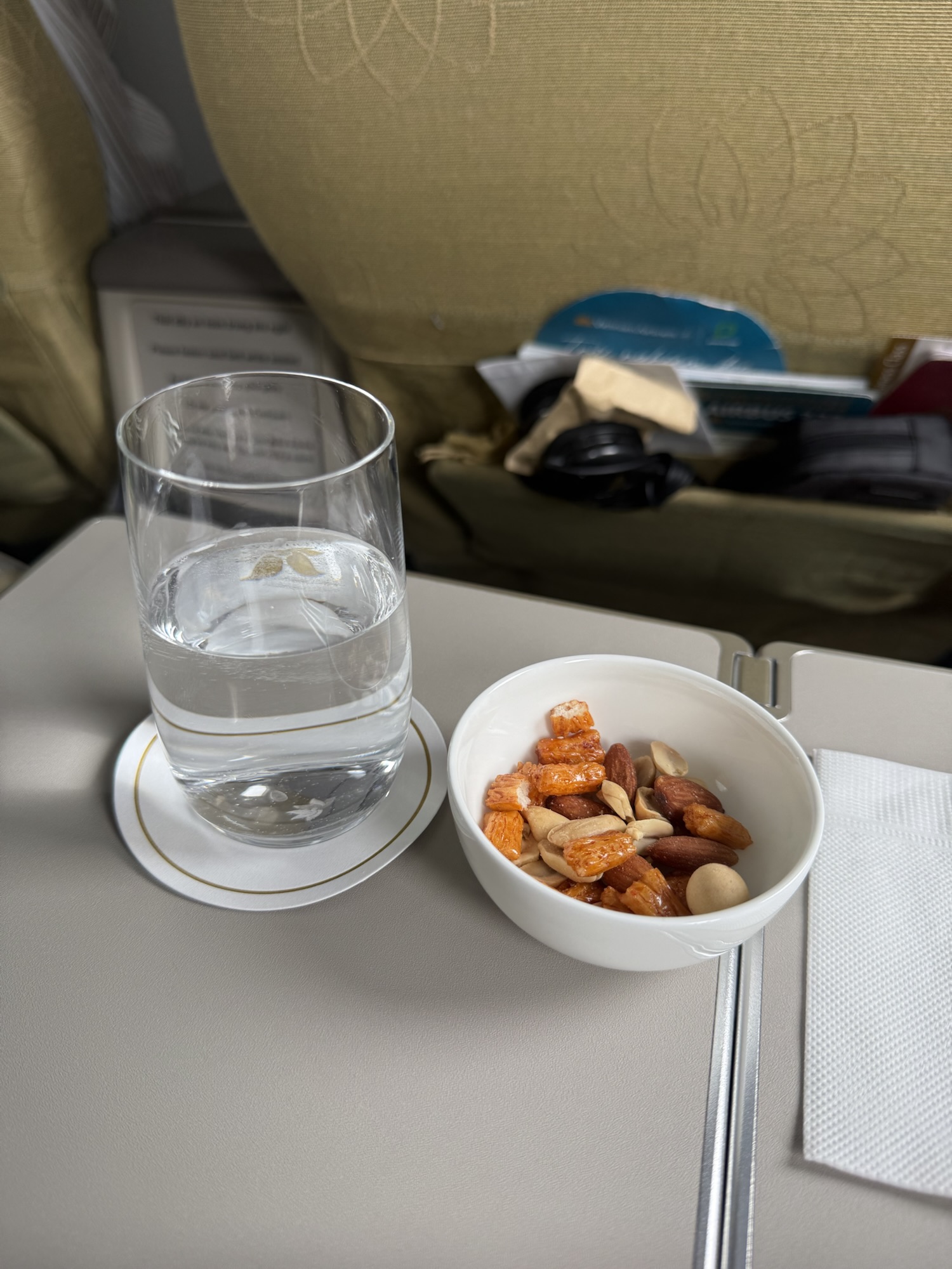 食事前に提供されたミックスナッツと水