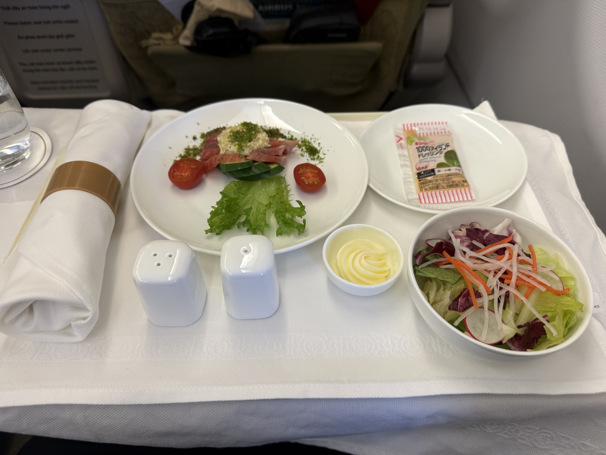 ベトナム航空VN319便ビジネスクラスの前菜とサラダ