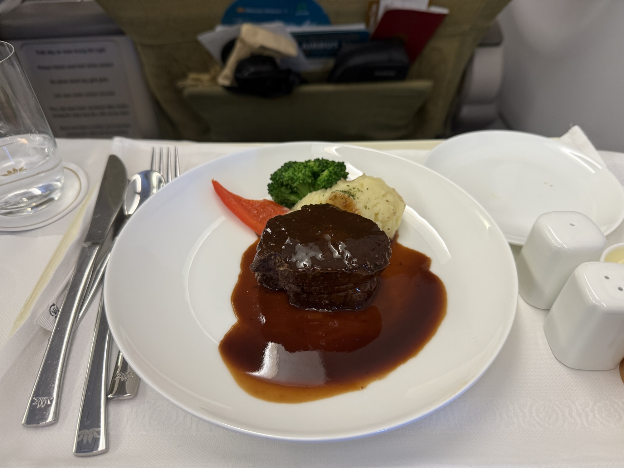 ベトナム航空VN319便ビジネスクラスの牛肉料理