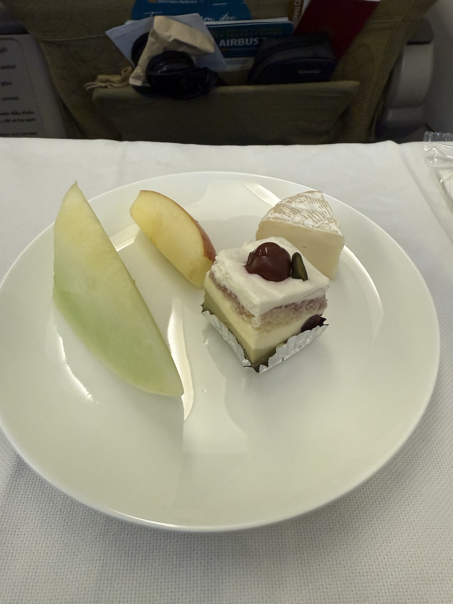 デザートのケーキとチーズとフルーツの盛り合わせ