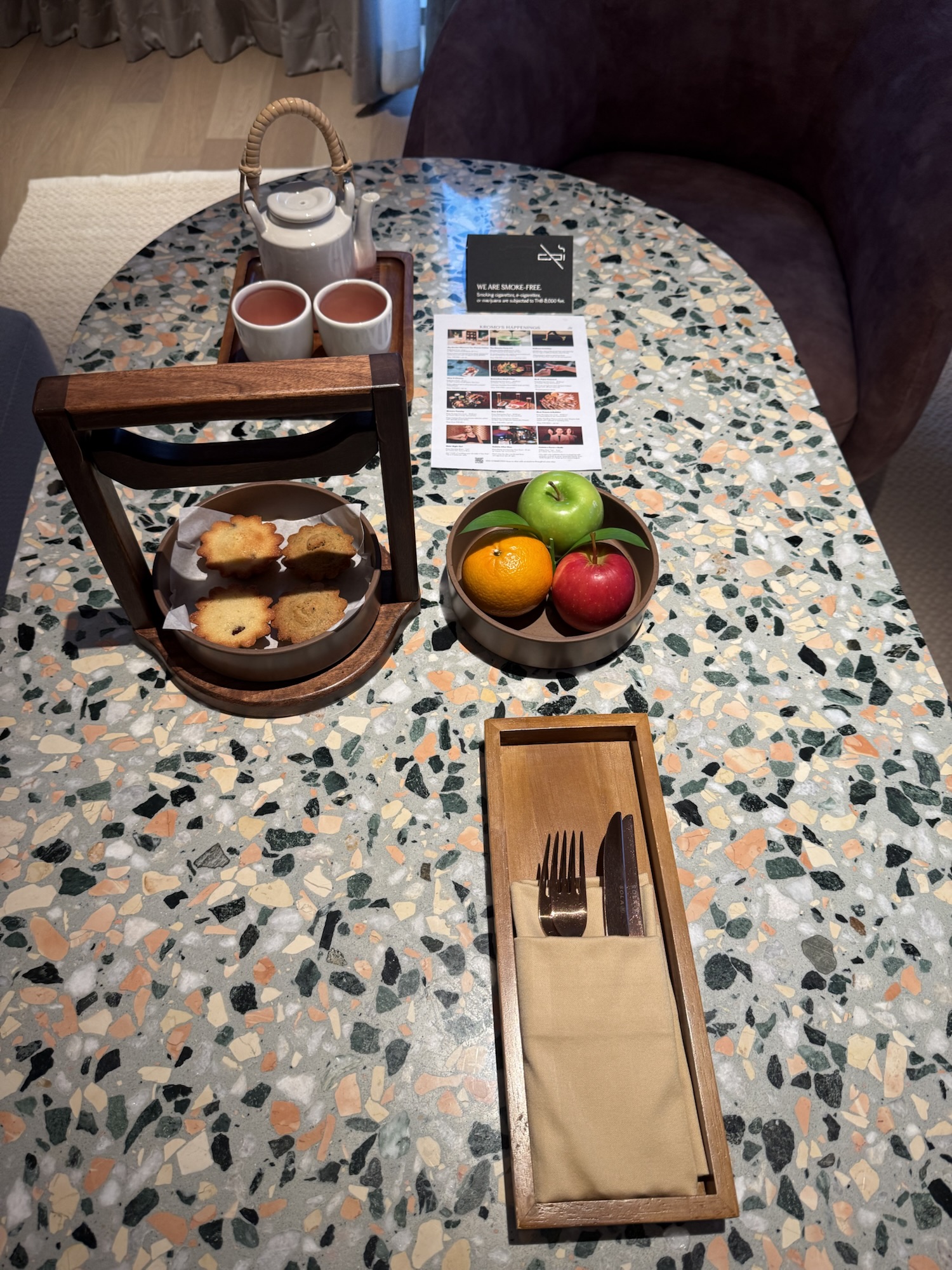 KROMO Bangkok ウェルカムフルーツとお茶菓子