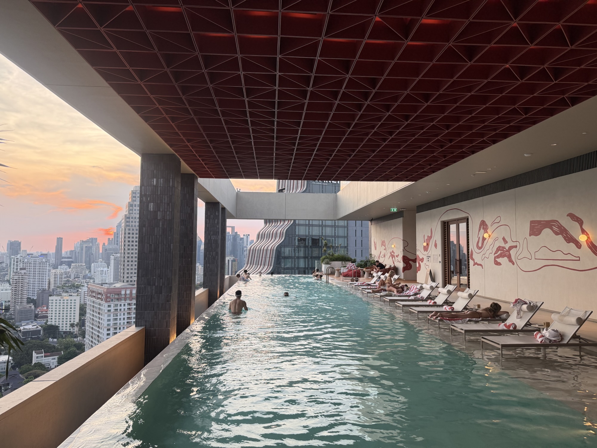KROMO Bangkok 屋上インフィニティプール 夕暮れの眺め