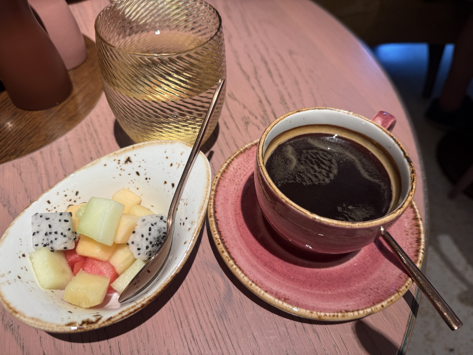 KROMO Bangkok 朝食 フルーツとコーヒー