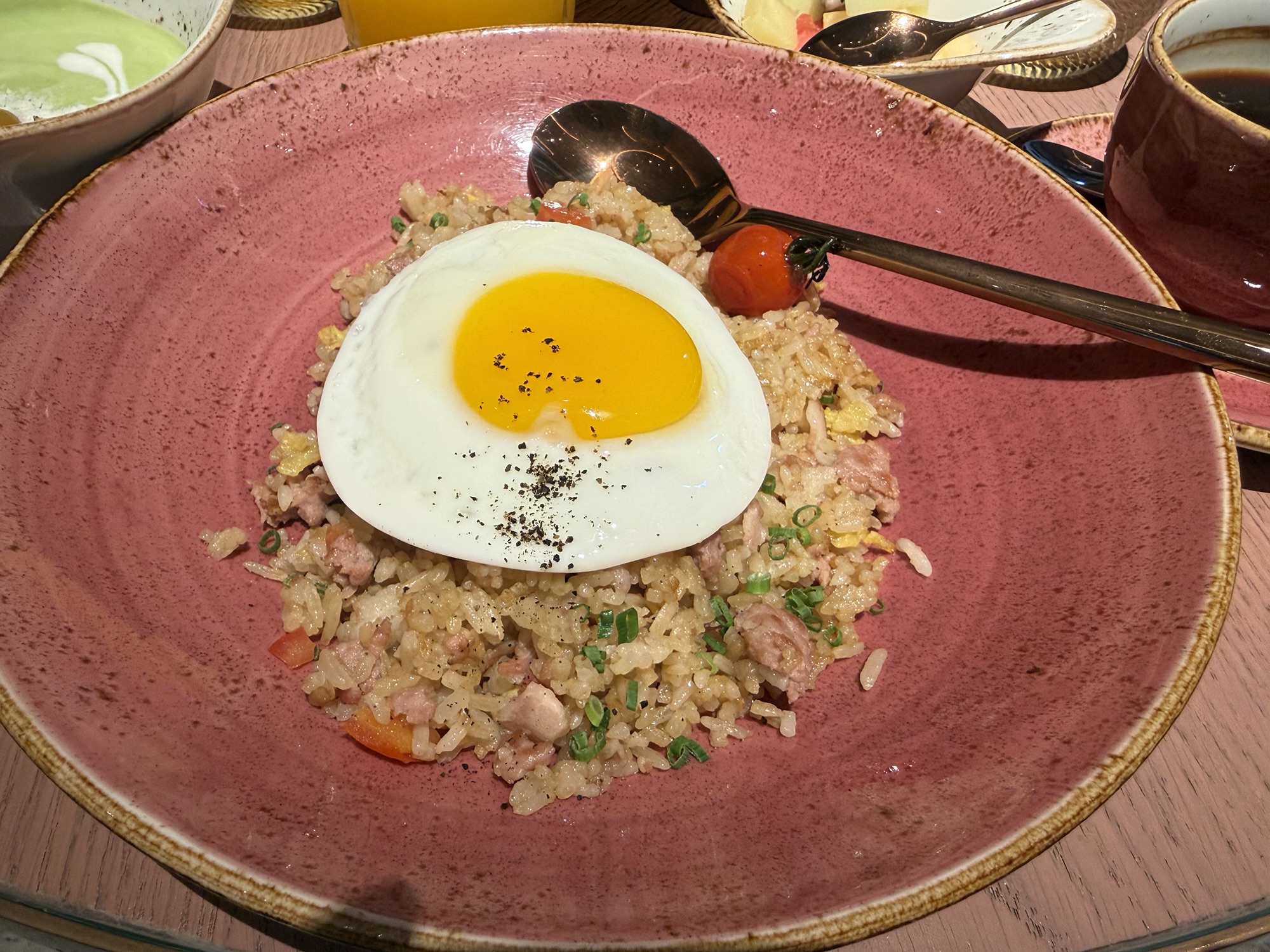 KROMO Bangkok 朝食 チャーハンと目玉焼き