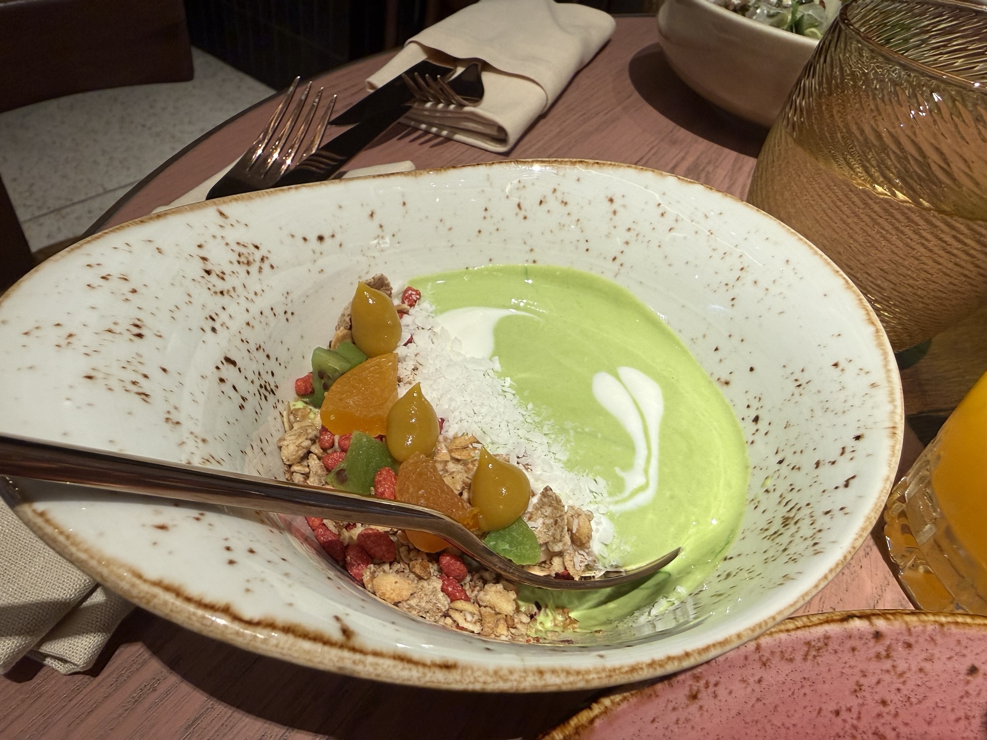 KROMO Bangkok 朝食 抹茶ヨーグルトのグラノーラボウル