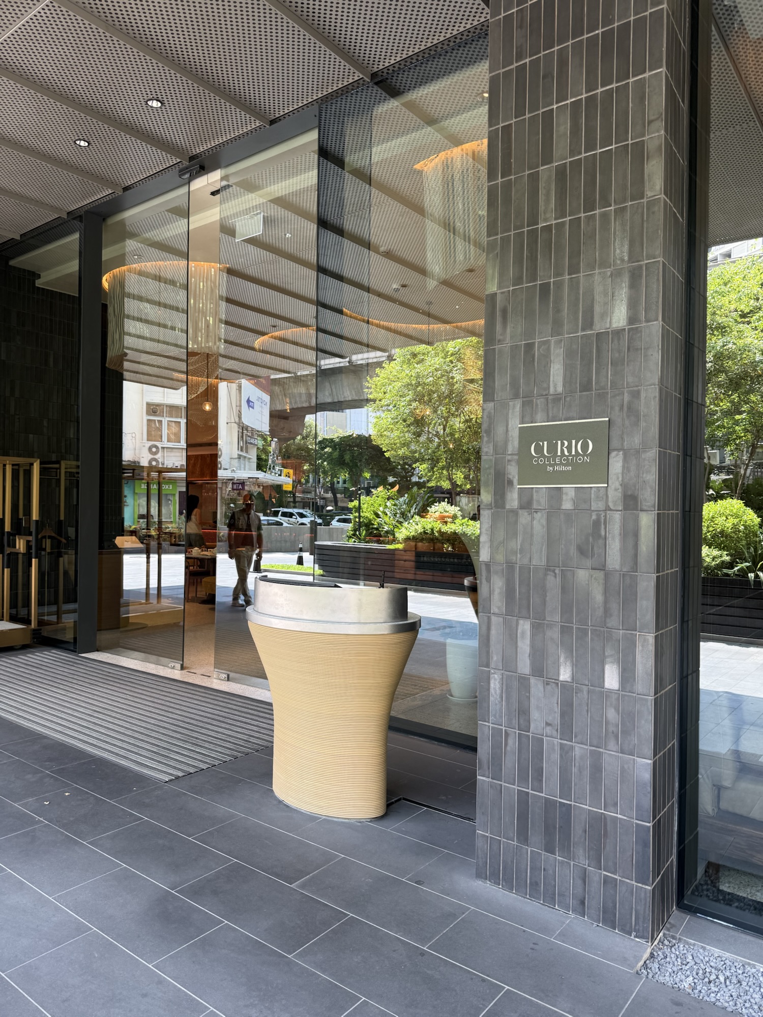 KROMO Bangkok エントランス キュリオコレクションのプレート