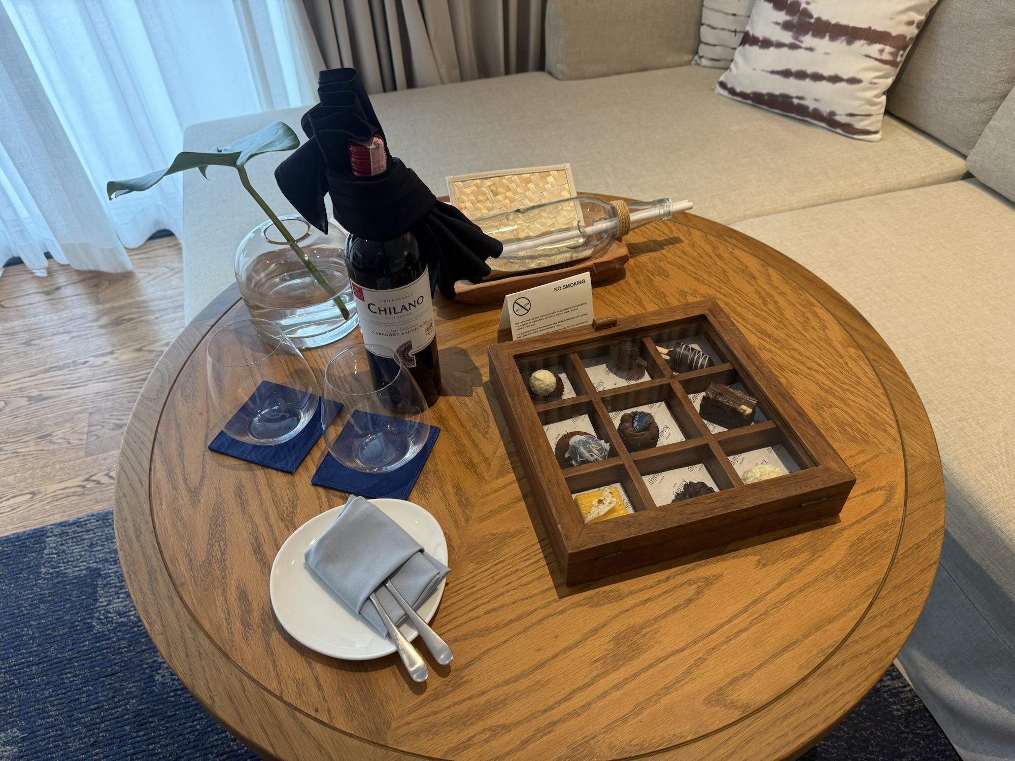 FHRのウェルカムアメニティとして用意されたワインと菓子