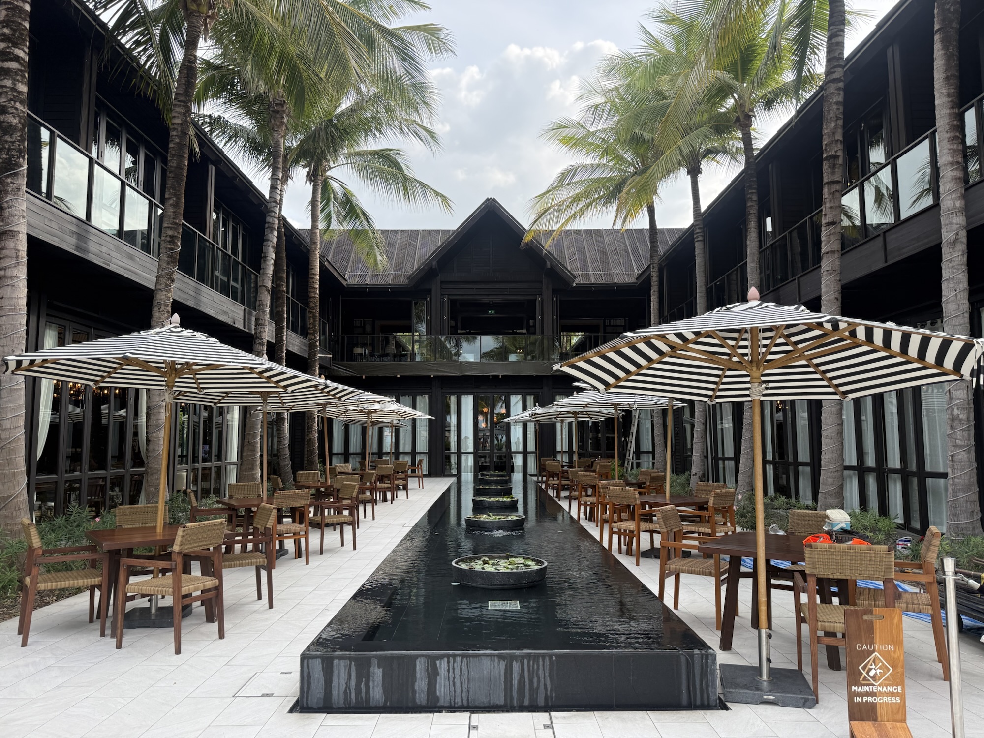 BOHO Thai Lifestyle Caféの屋外席と水盤