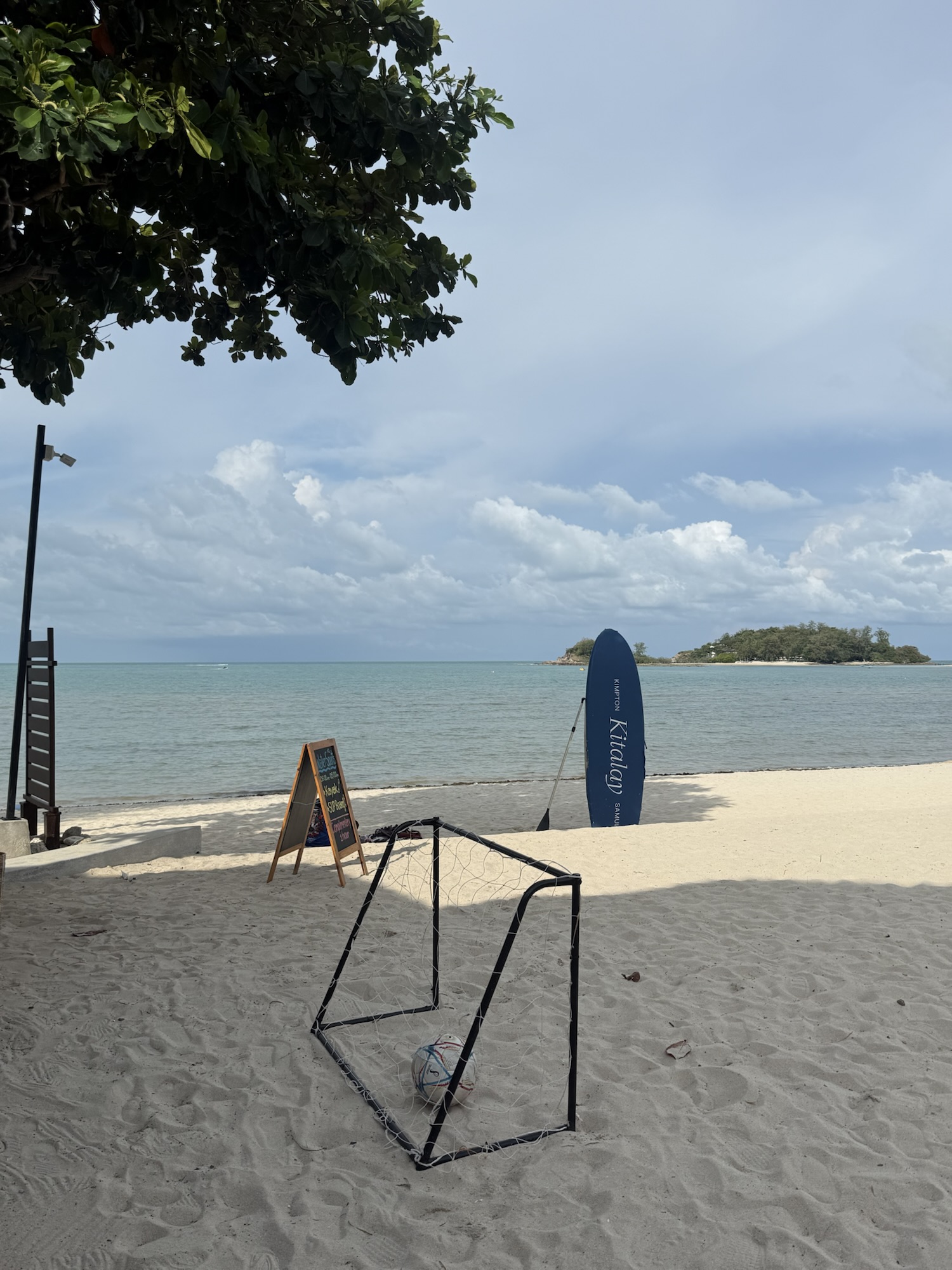チェンモンビーチのミニサッカーゴールと沖の小島