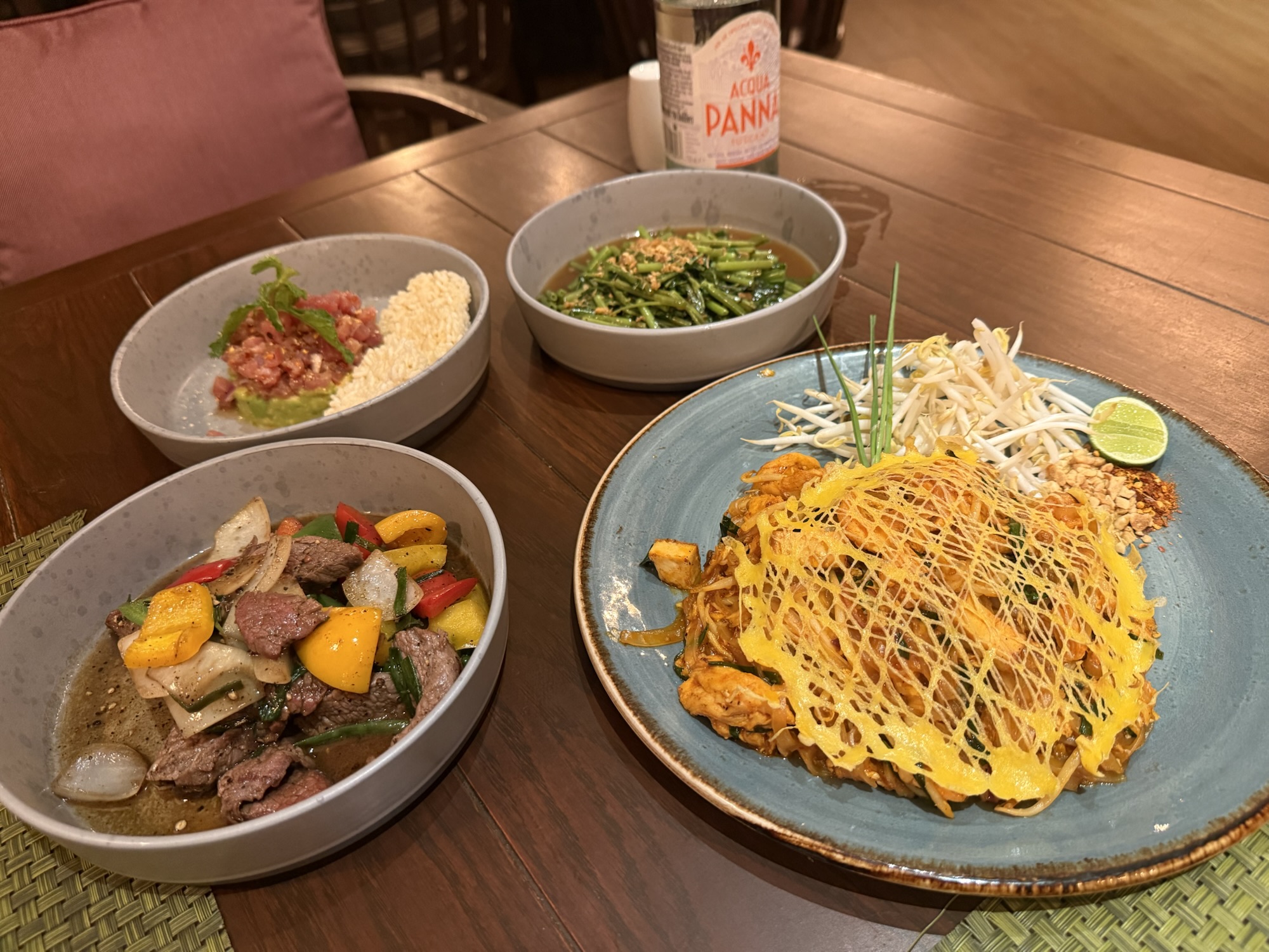 BOHOで注文したパッタイなどのタイ料理