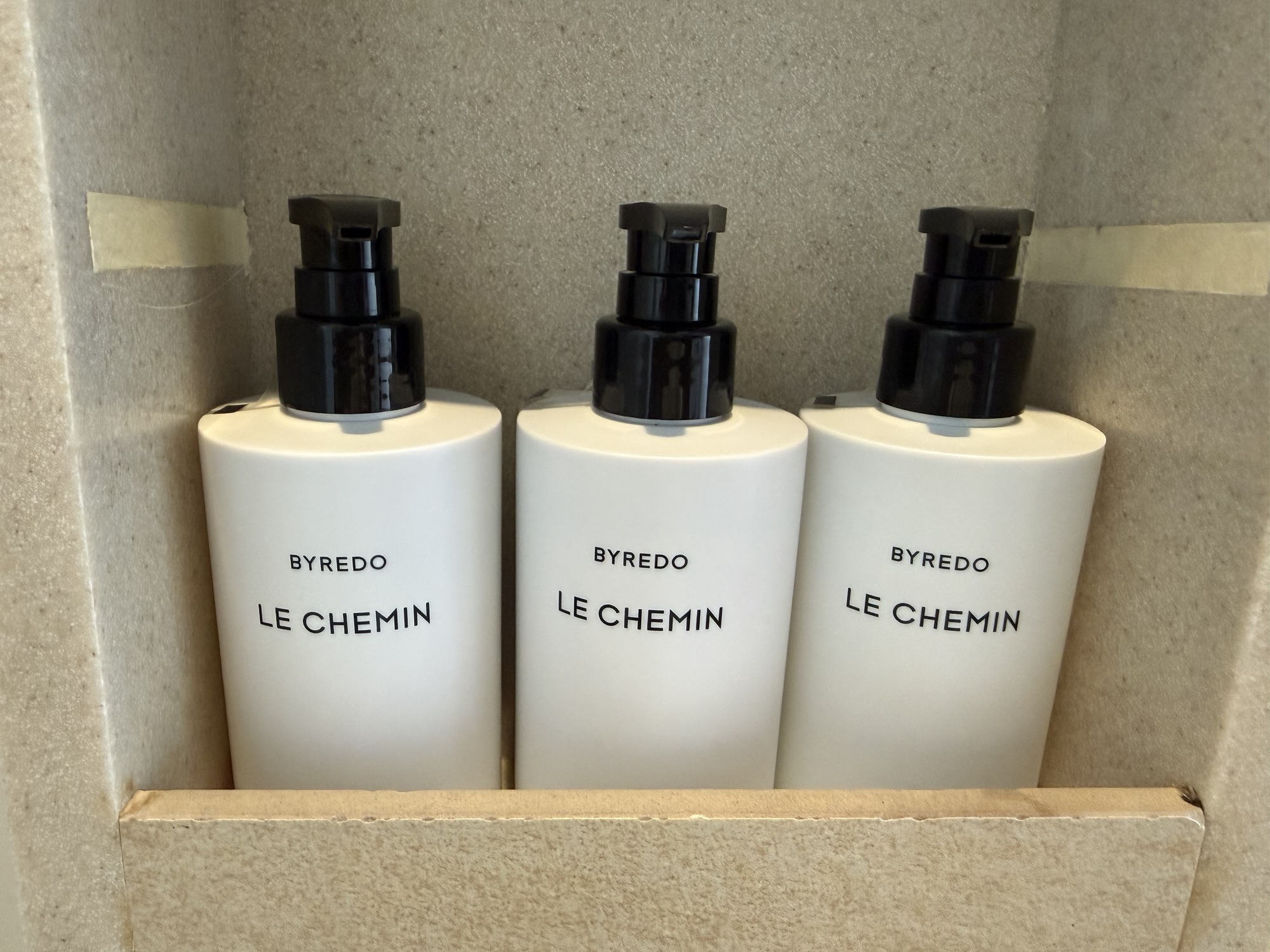 BYREDO LE CHEMINと記された3本のポンプ式アメニティボトル