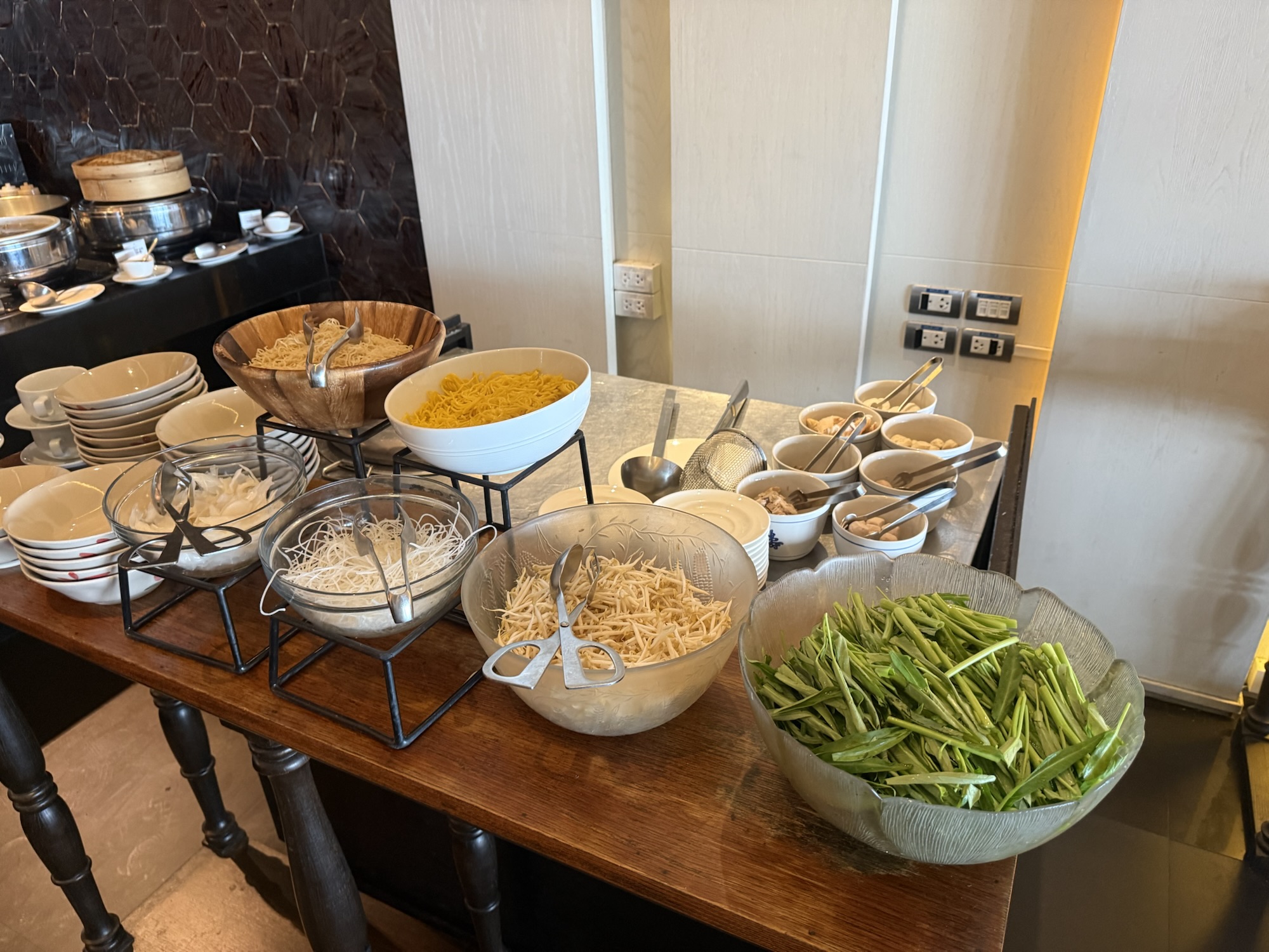 麺と空芯菜、薬味が並ぶ、その場で作る麺料理のヌードルバー