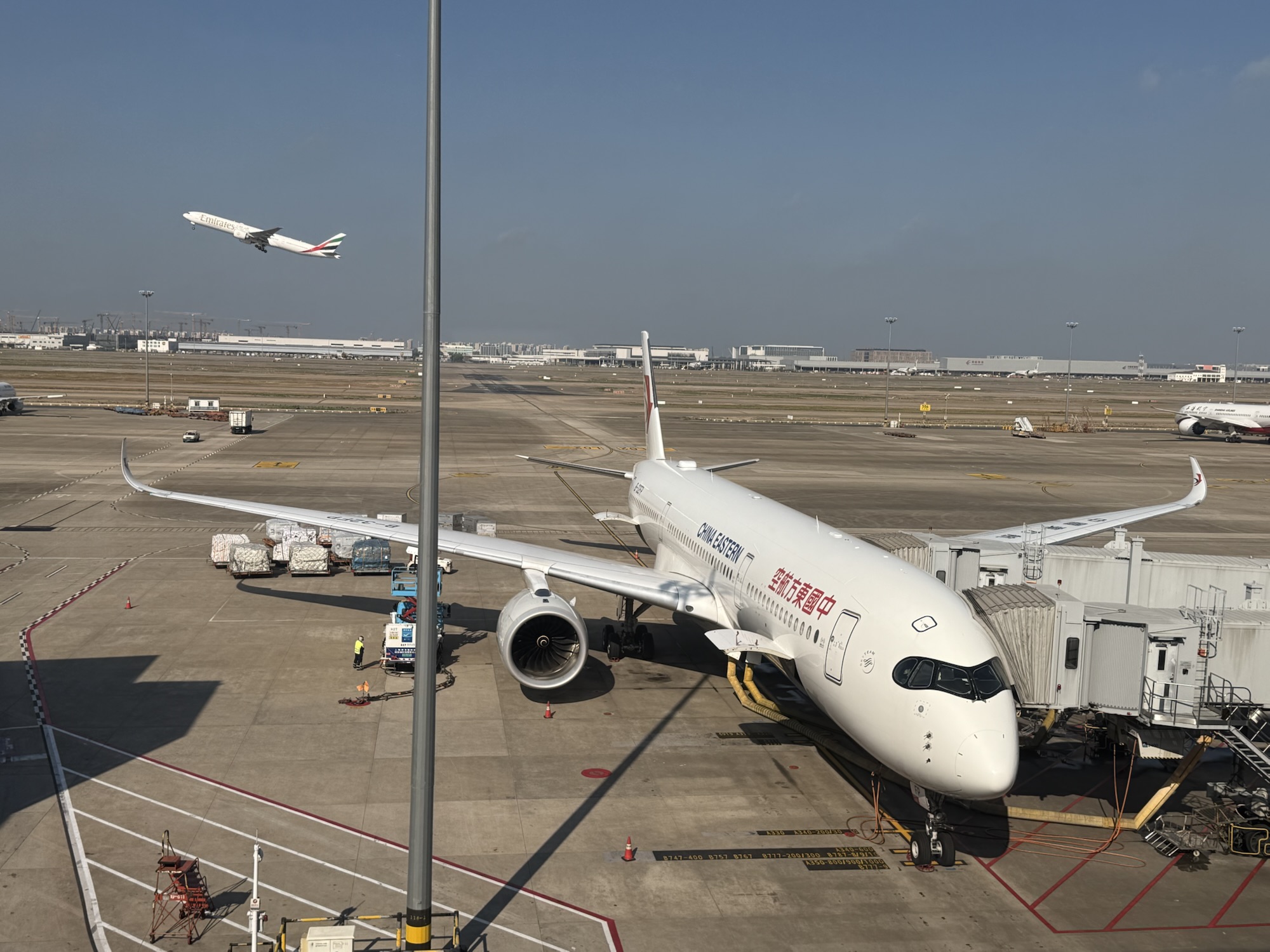 上海浦東空港に駐機する中国東方航空のAirbus A350-900