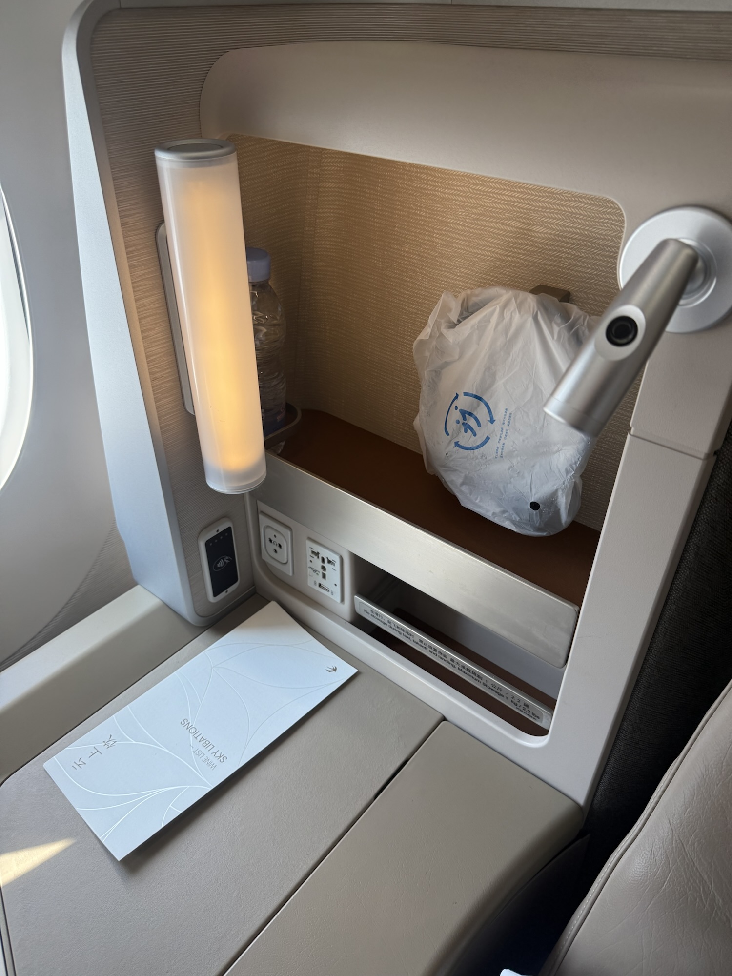 中国東方航空A350-900ビジネスクラスのサイドテーブルと収納スペース