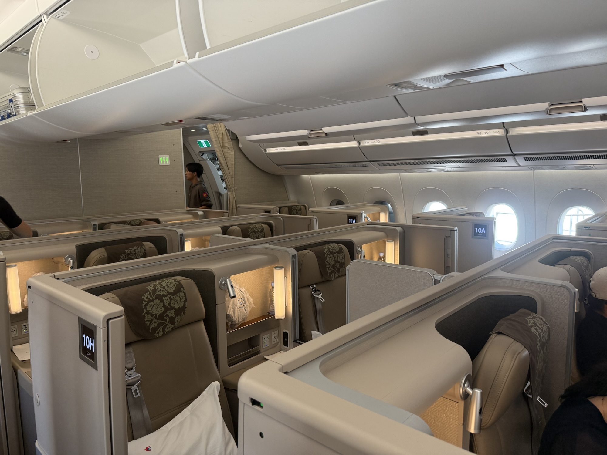 中国東方航空A350-900ビジネスクラスのドア付きシート
